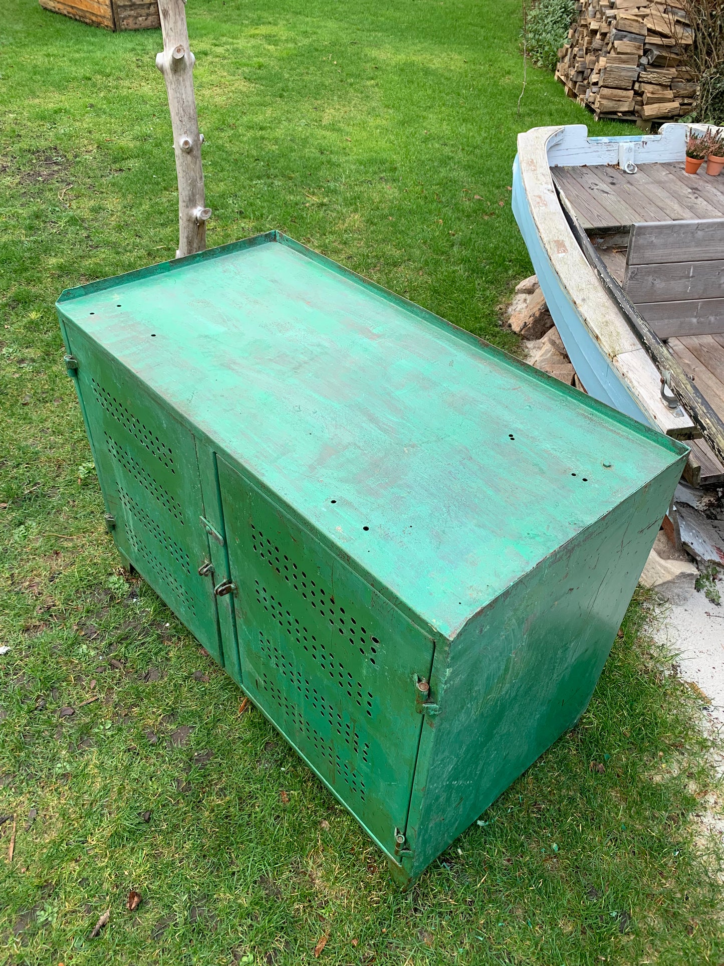 Grönt metallskåp/bord med massor av rå charm