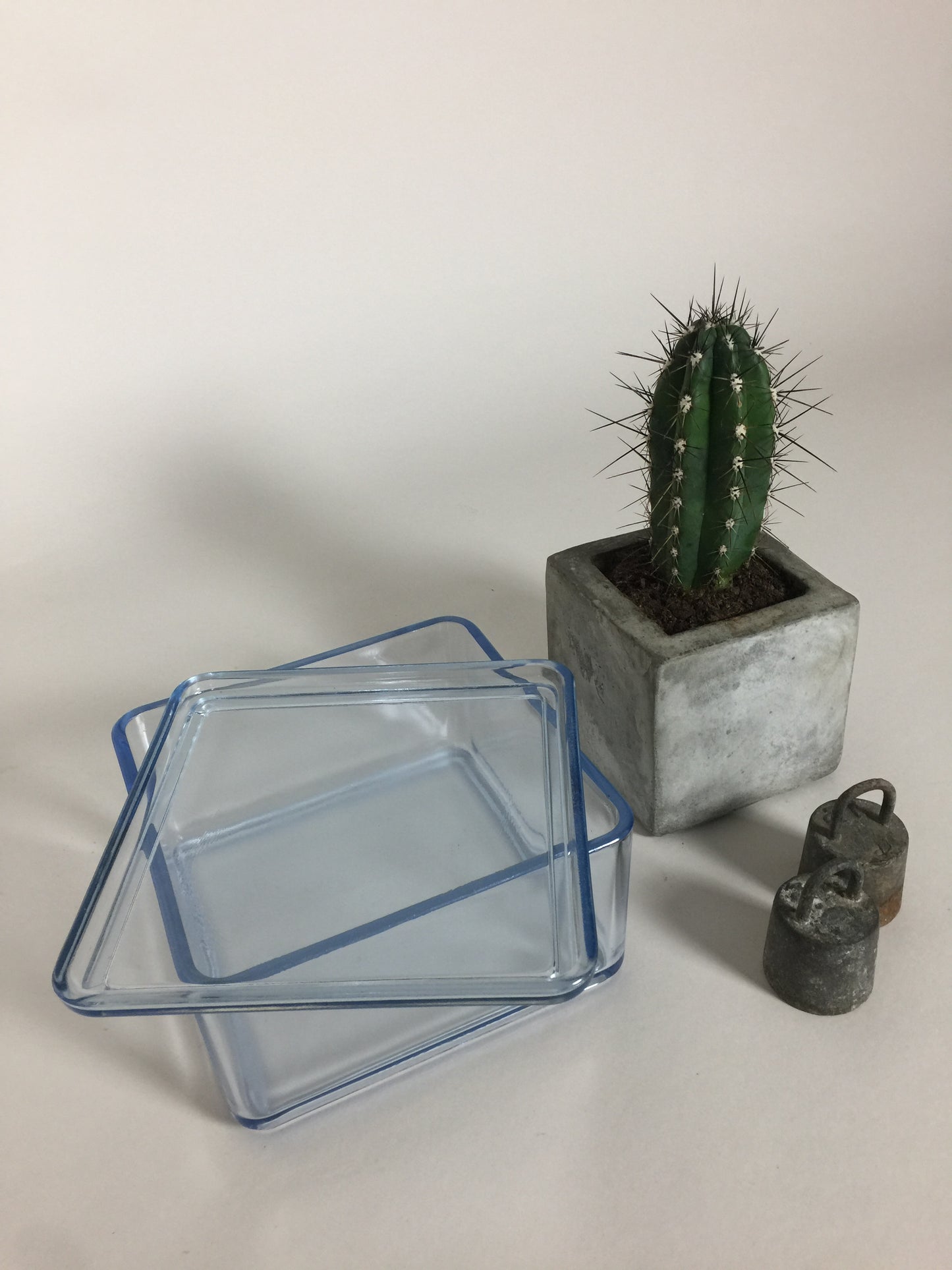 Fint och gammalt förvaringsglas med lock