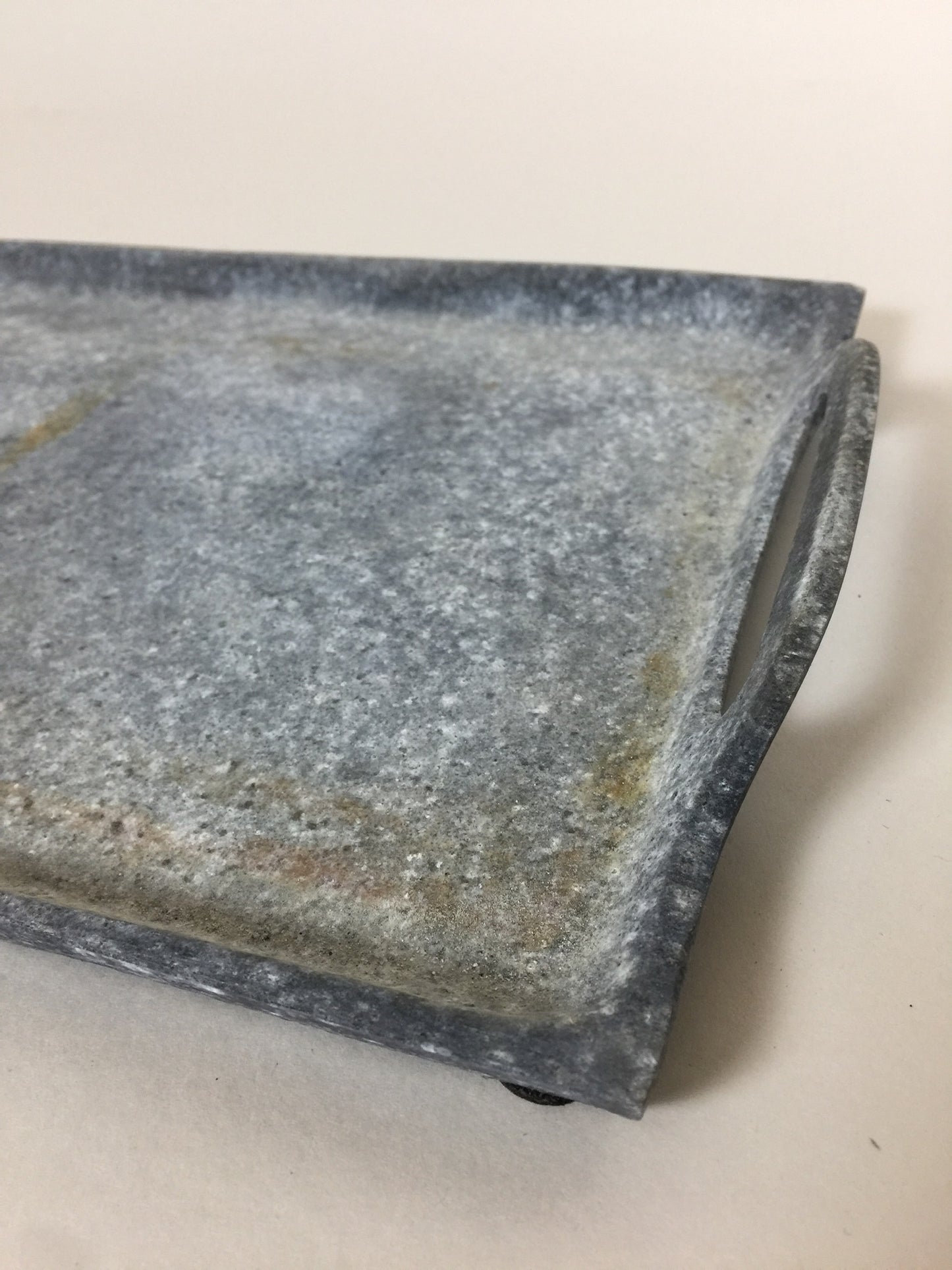 Rå metallbricka med patina