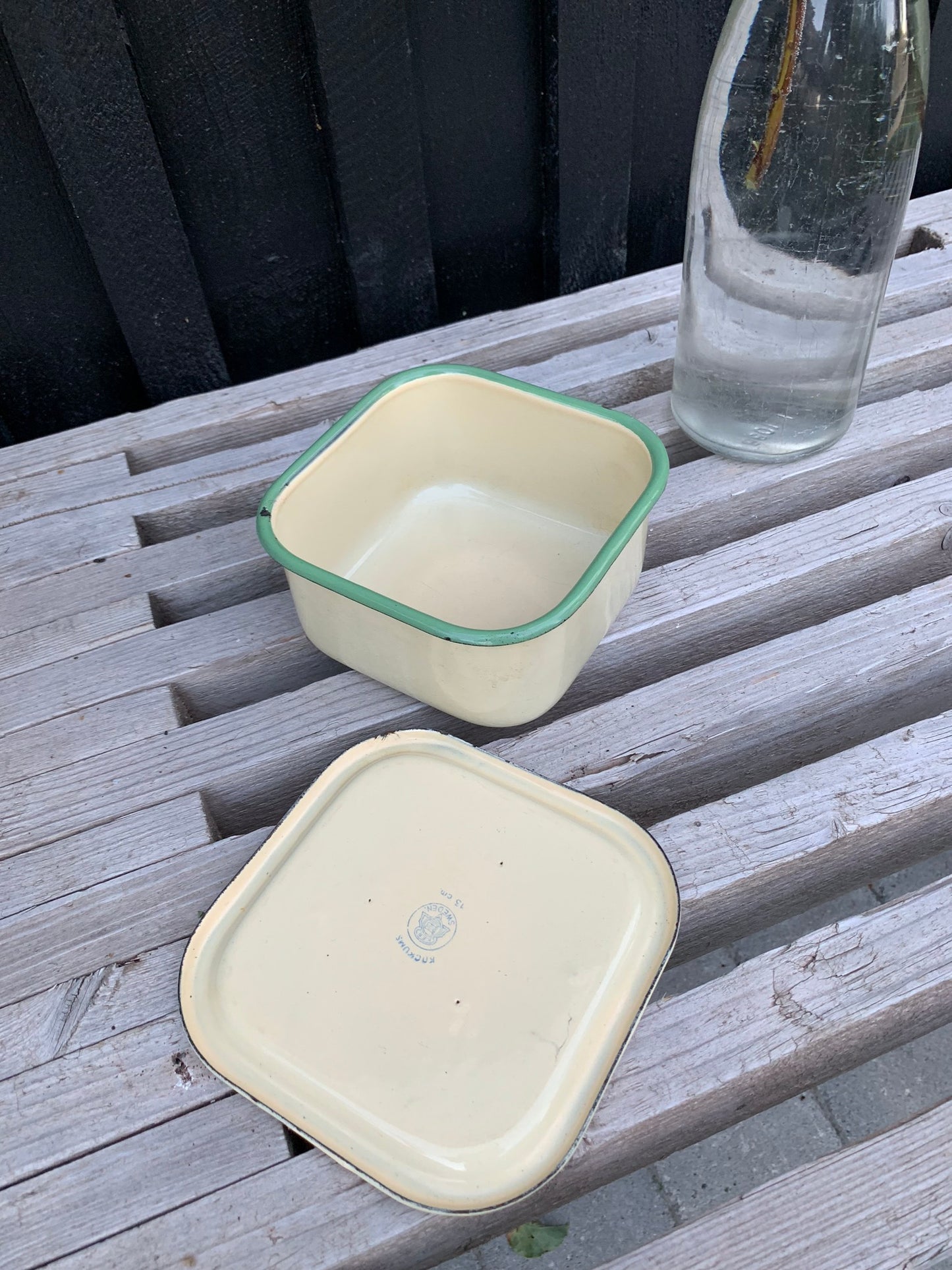Emaljburk med lock
