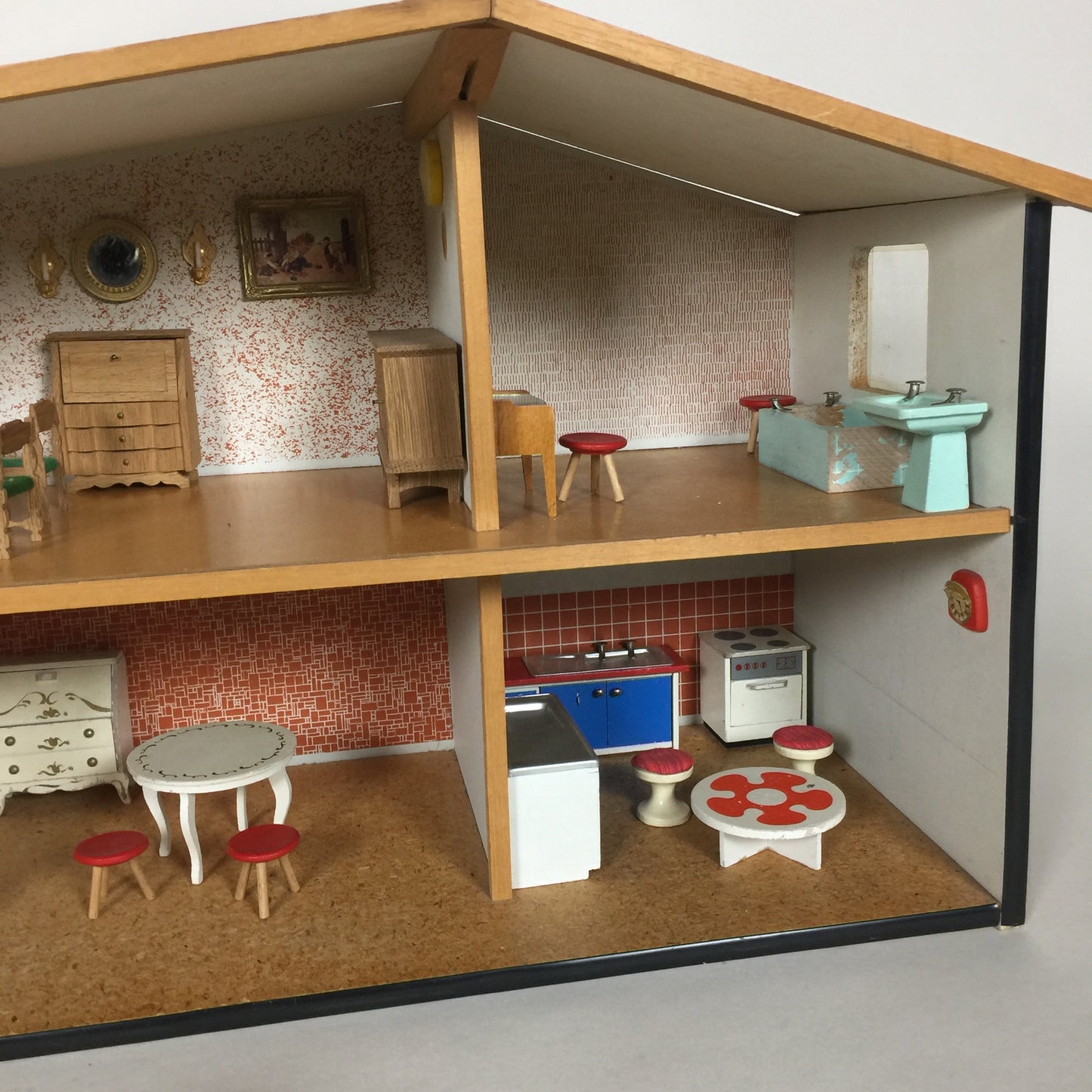 Dockskåp från Lundby med möbler