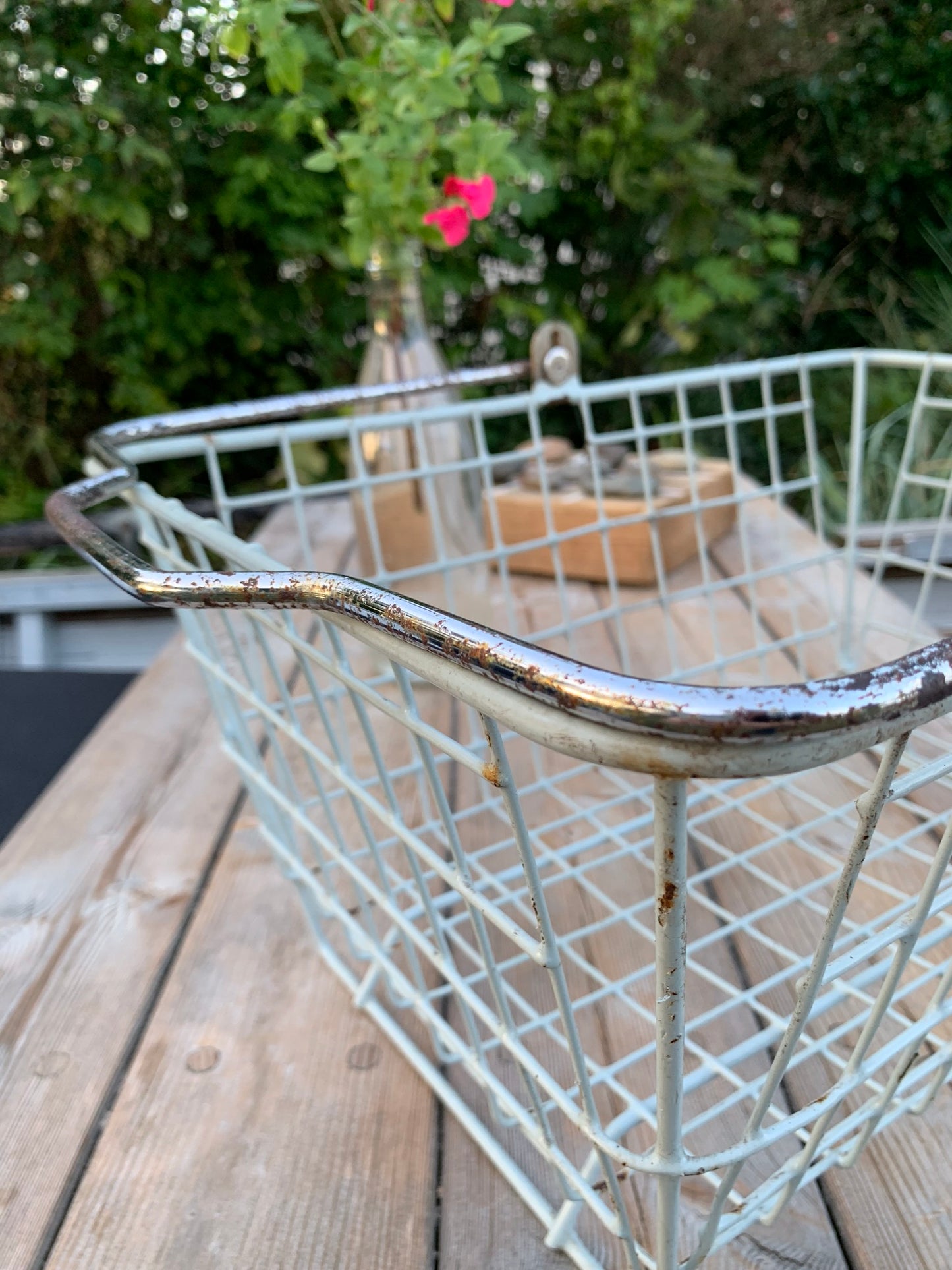 Vacker gammal varukorg med patina
