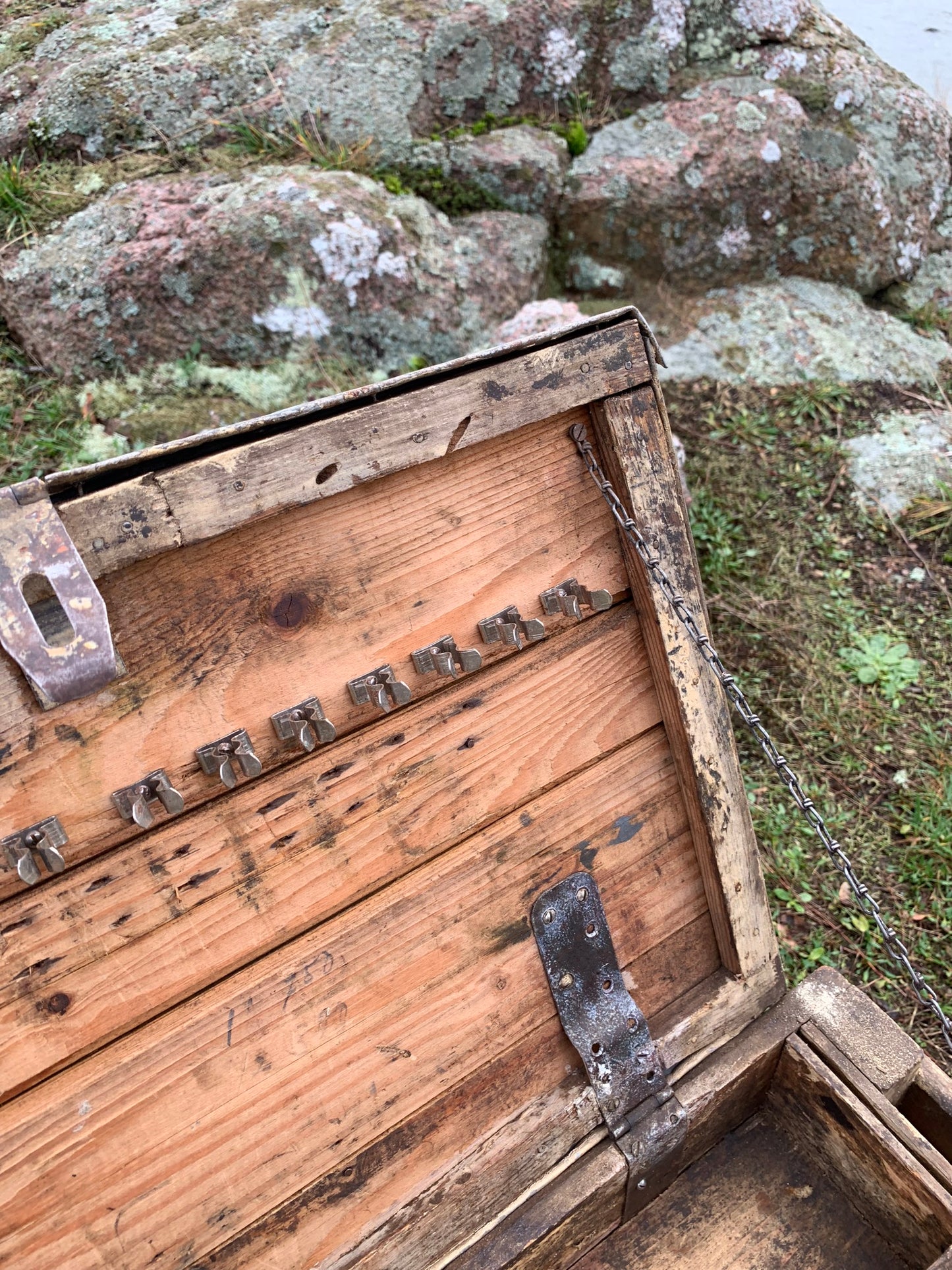 Verktygslåda med metalllock och roliga detaljer