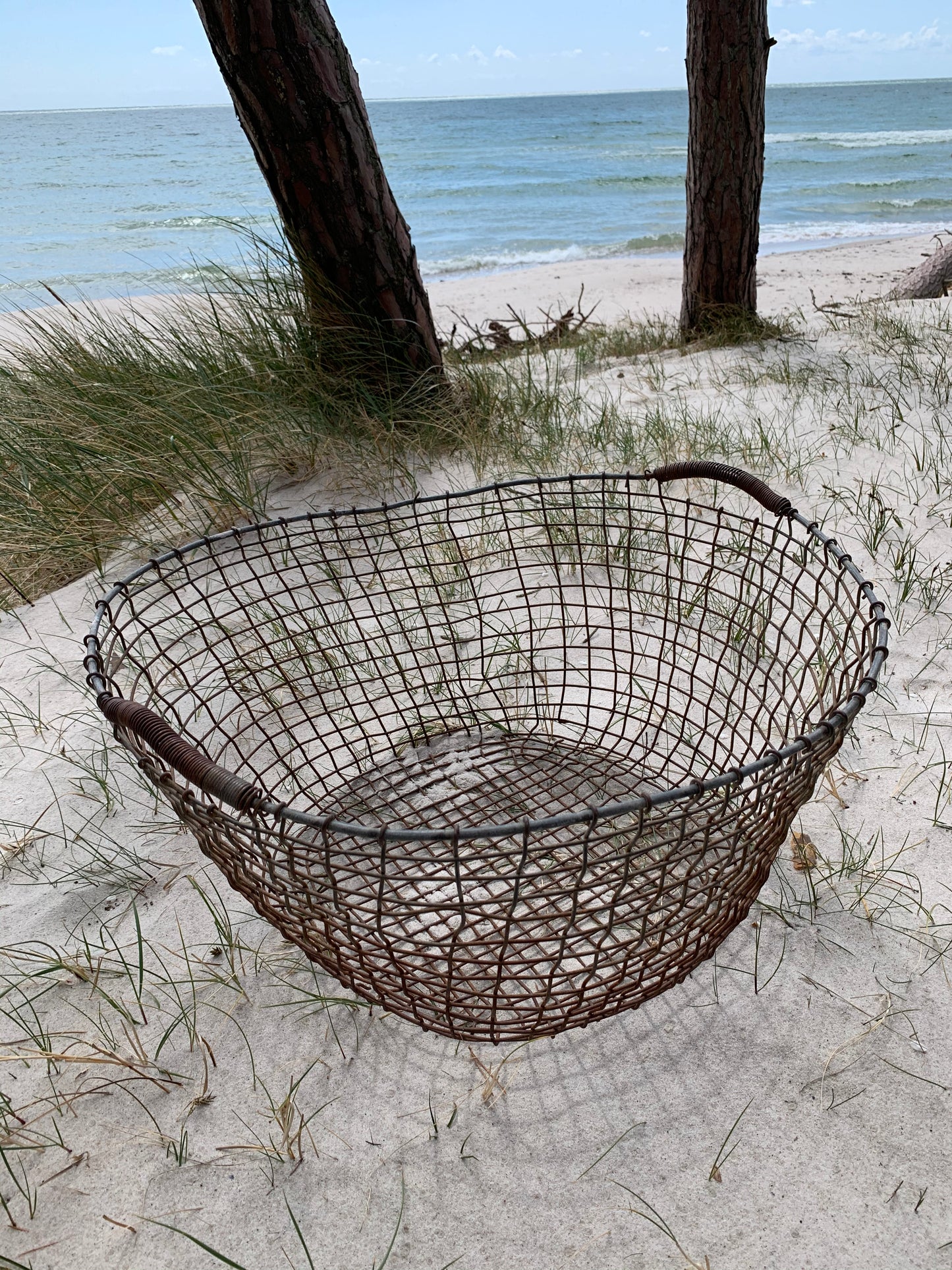 Stor charmig trådkorg med mycket patina