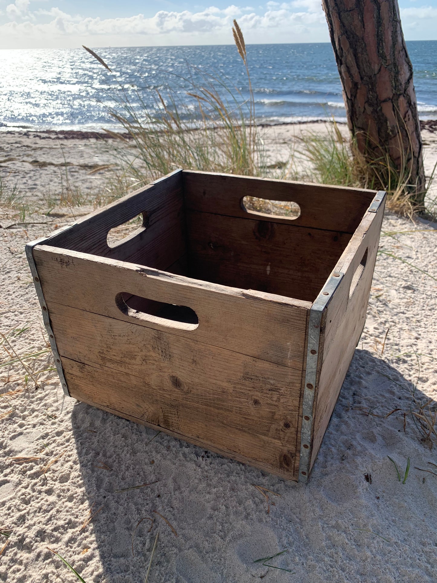 Trälåda med vackra detaljer i metall