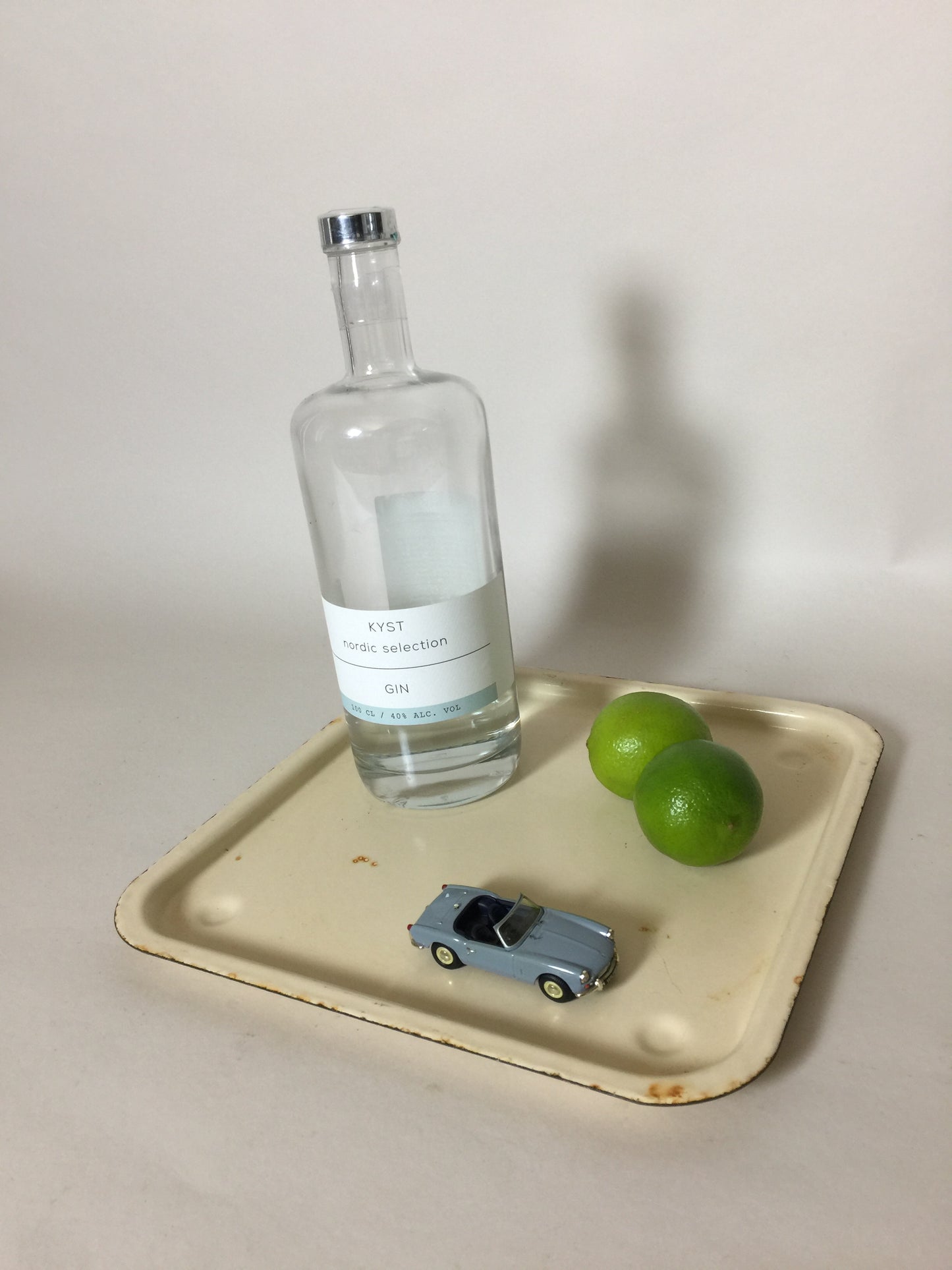 Emaljbricka med mycket vacker patina