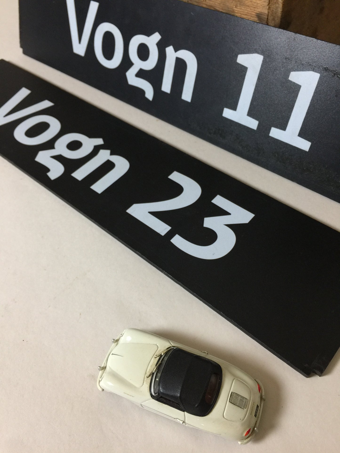 Vackra skyltar från DSB-tåg (priset är för alla fem)