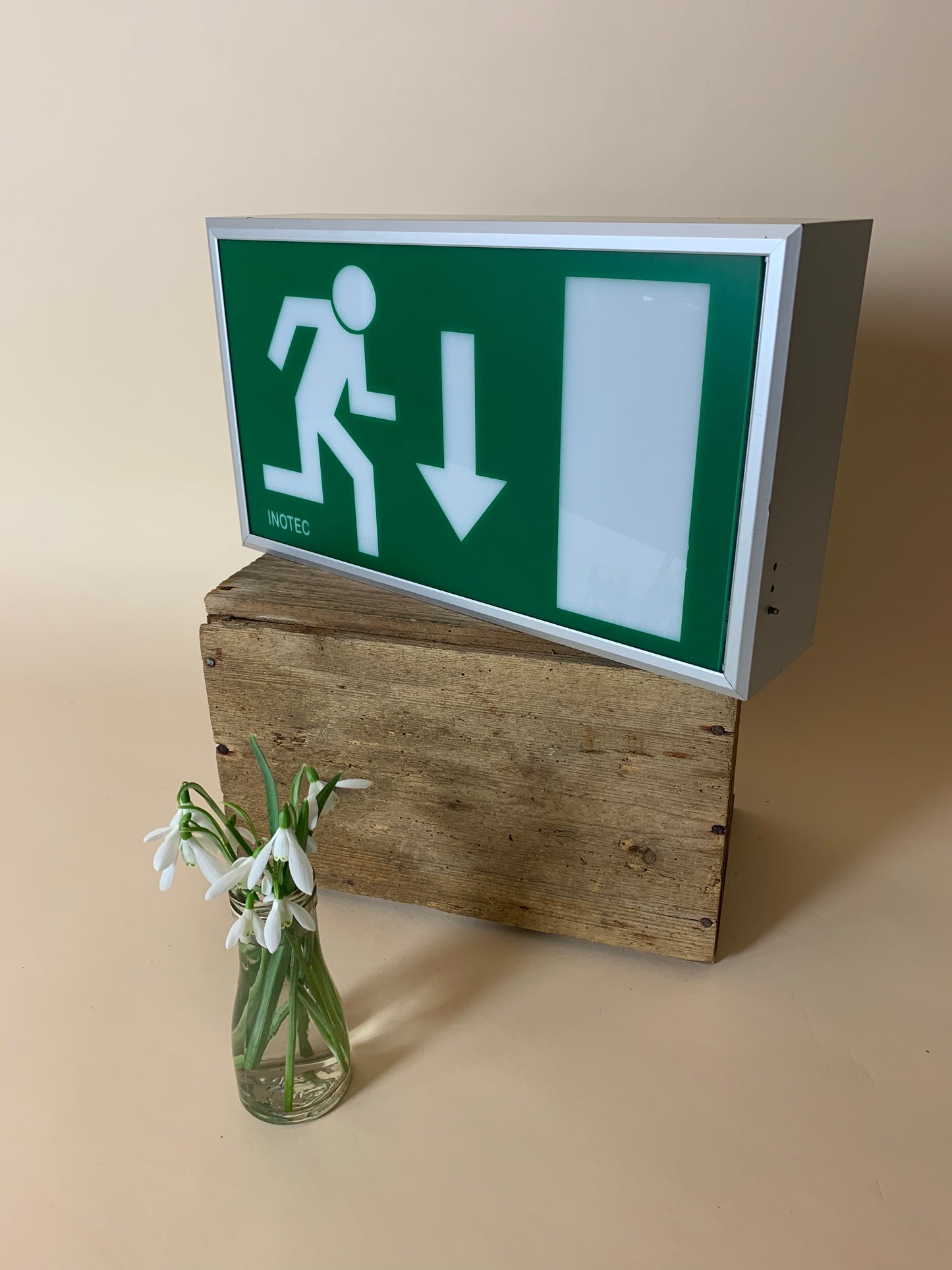 Ljusskylt som fungerar som lampa