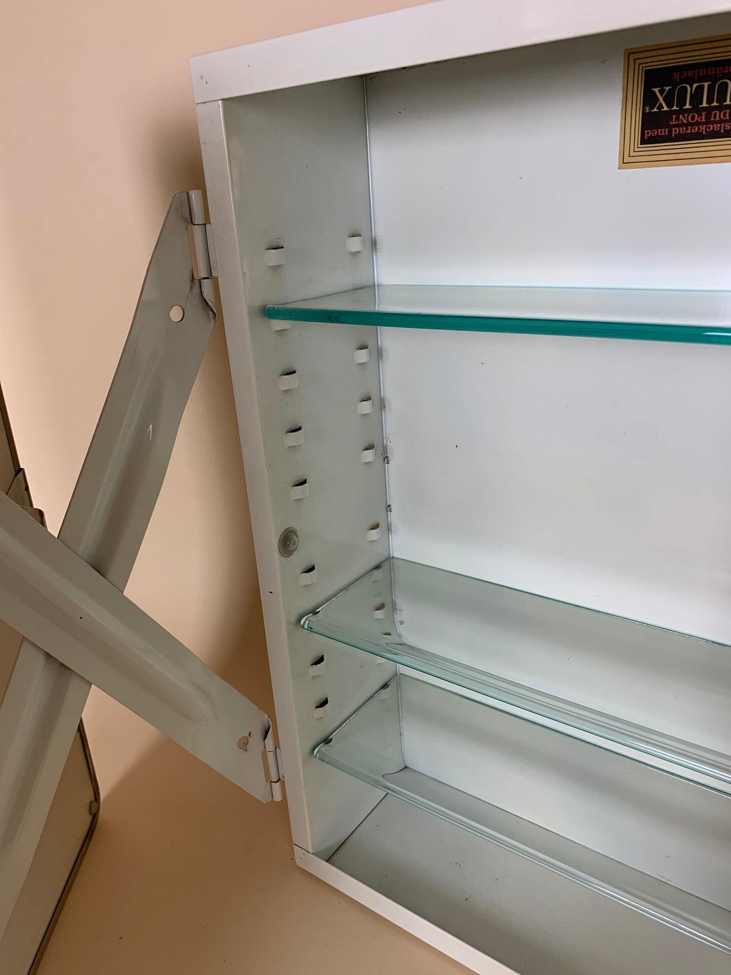 Medicinskåp i rå stil med spegel
