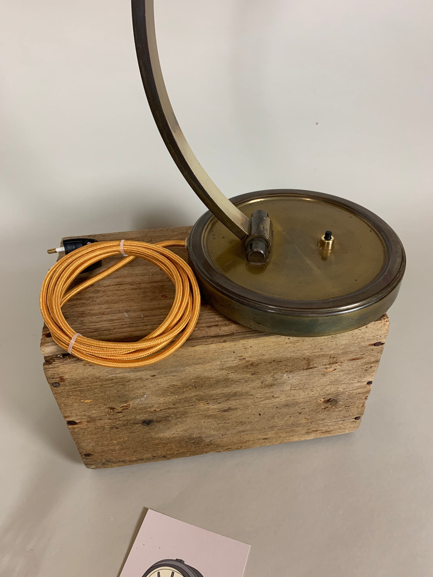 Gecos bordslampa i mässing