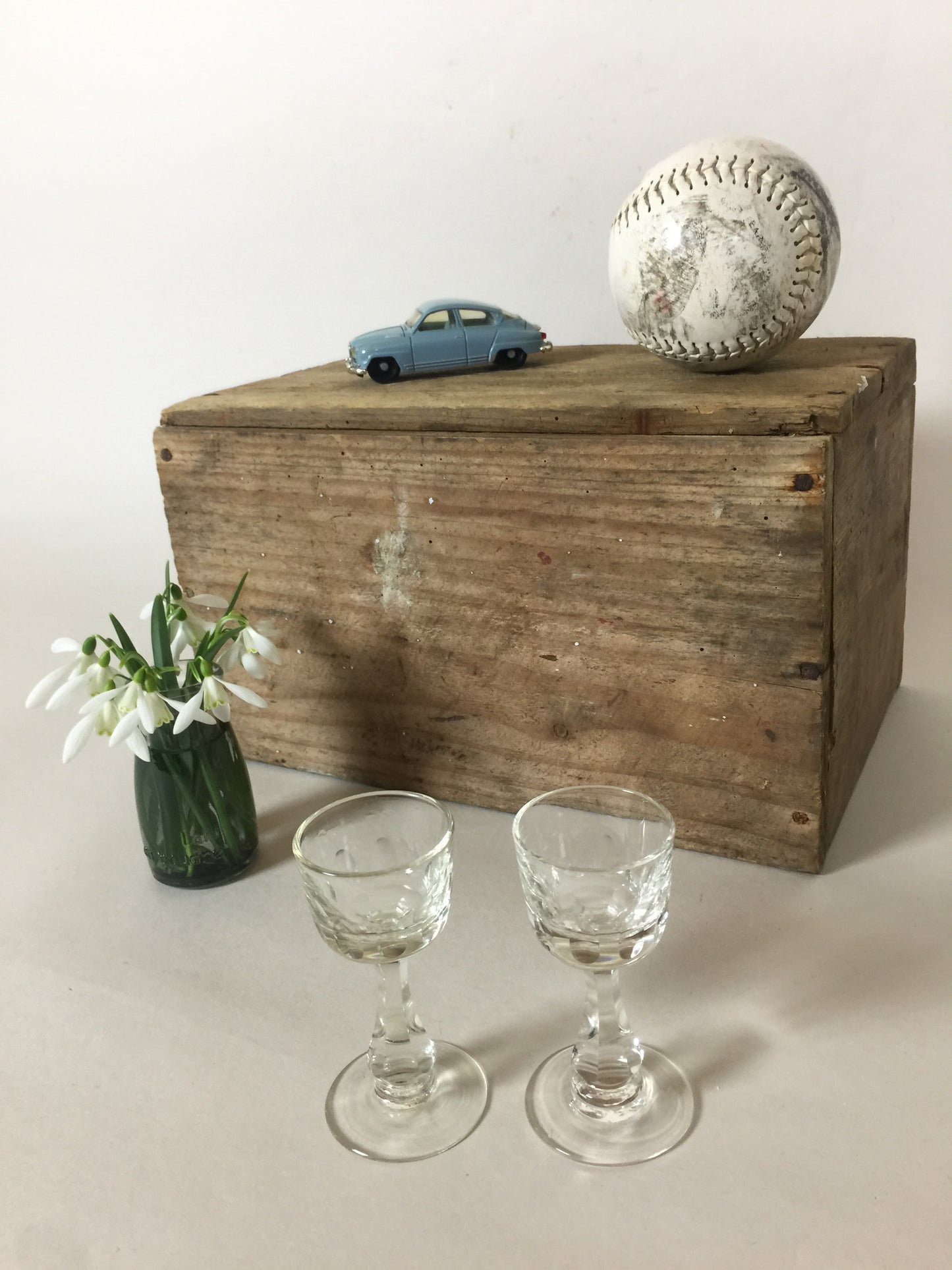 Två vackra gamla glas