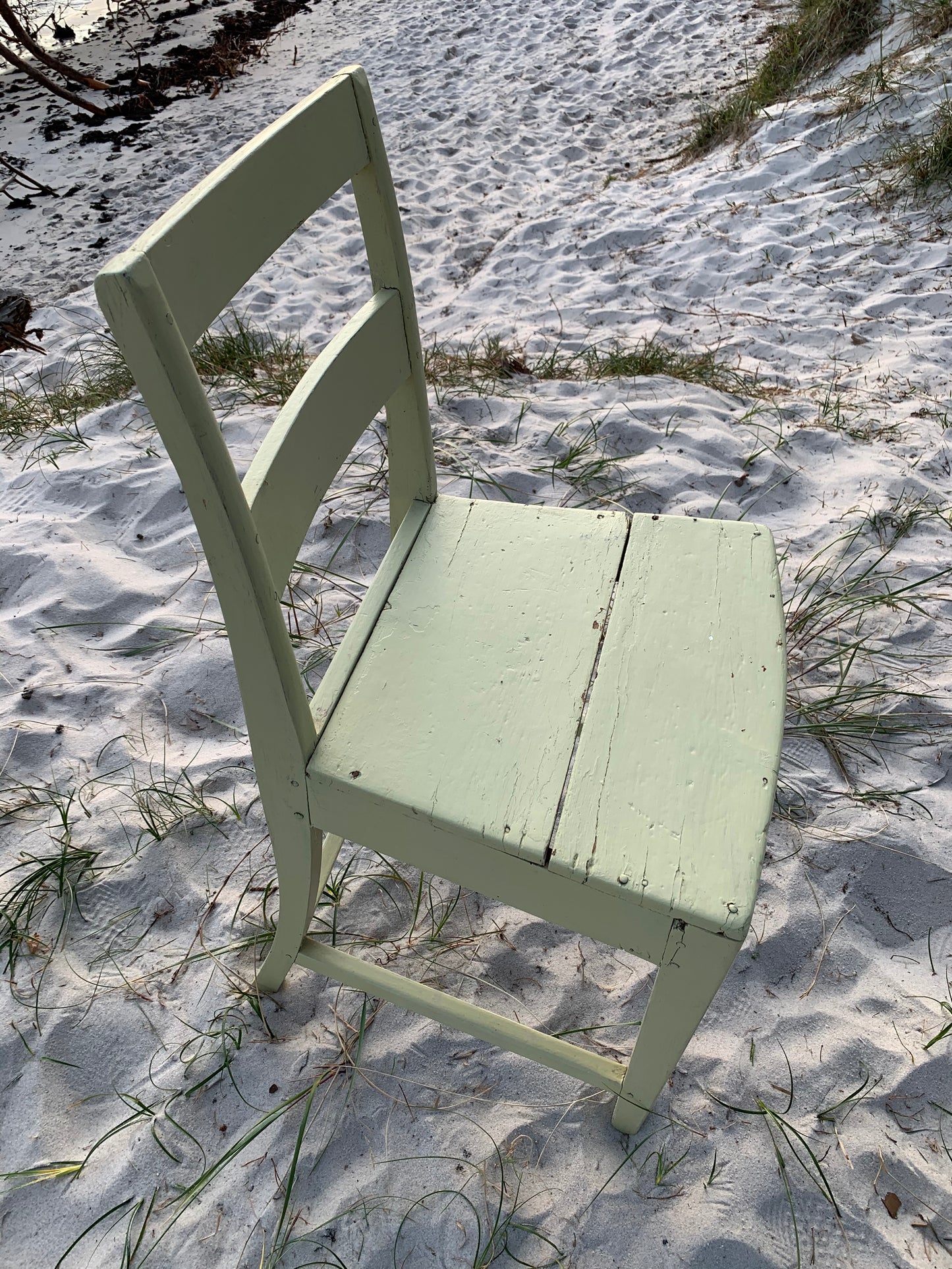 Fin gammal grön stol med vacker patina