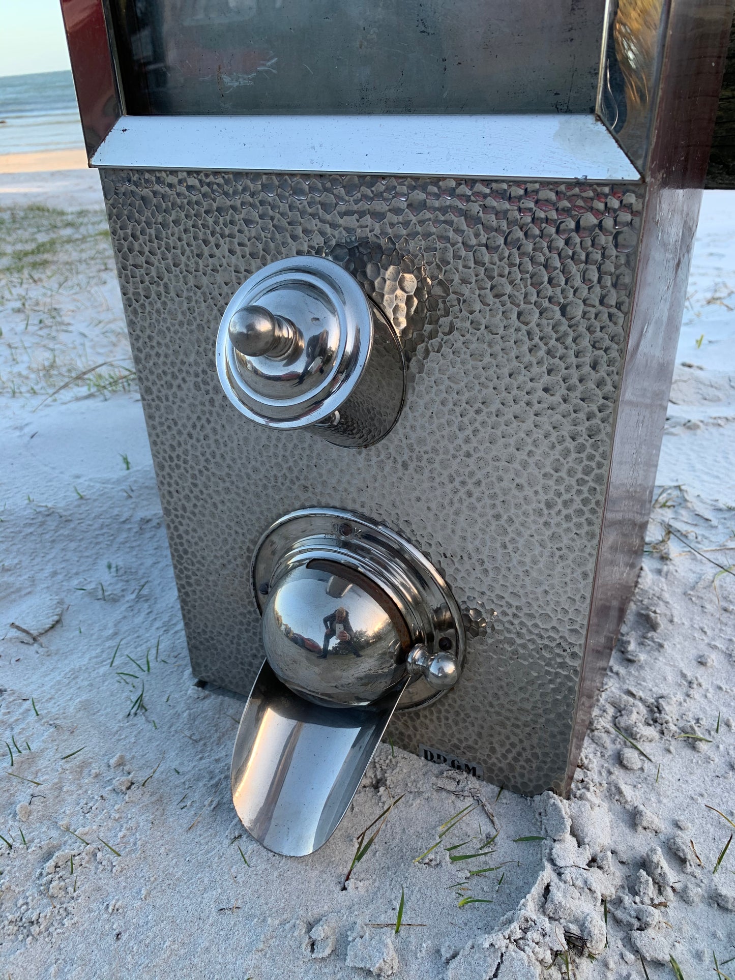 Rolig gammal kaffeautomat för kaffeälskaren