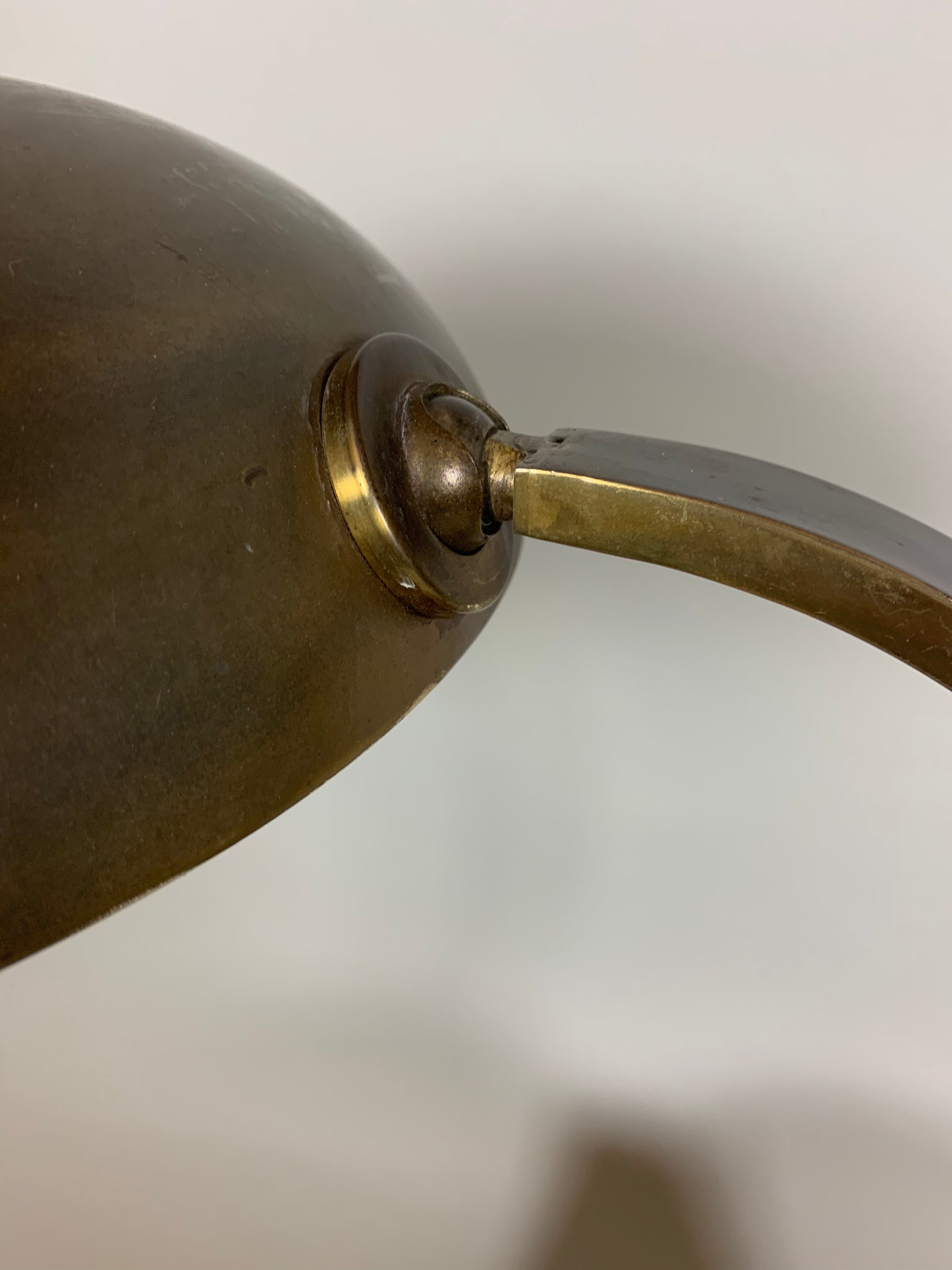 Gecos bordslampa i mässing