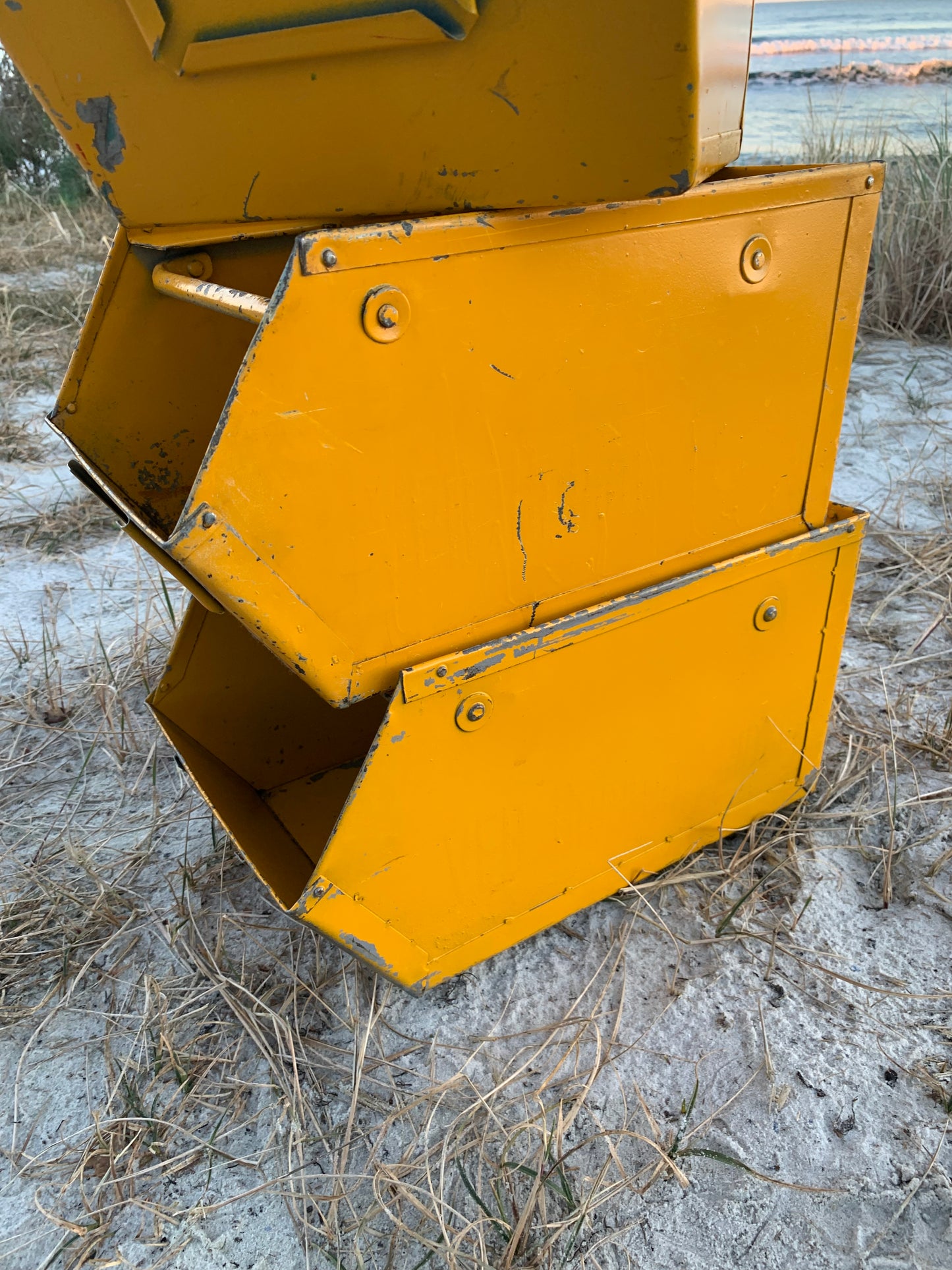 Gul stapelbar metalllåda