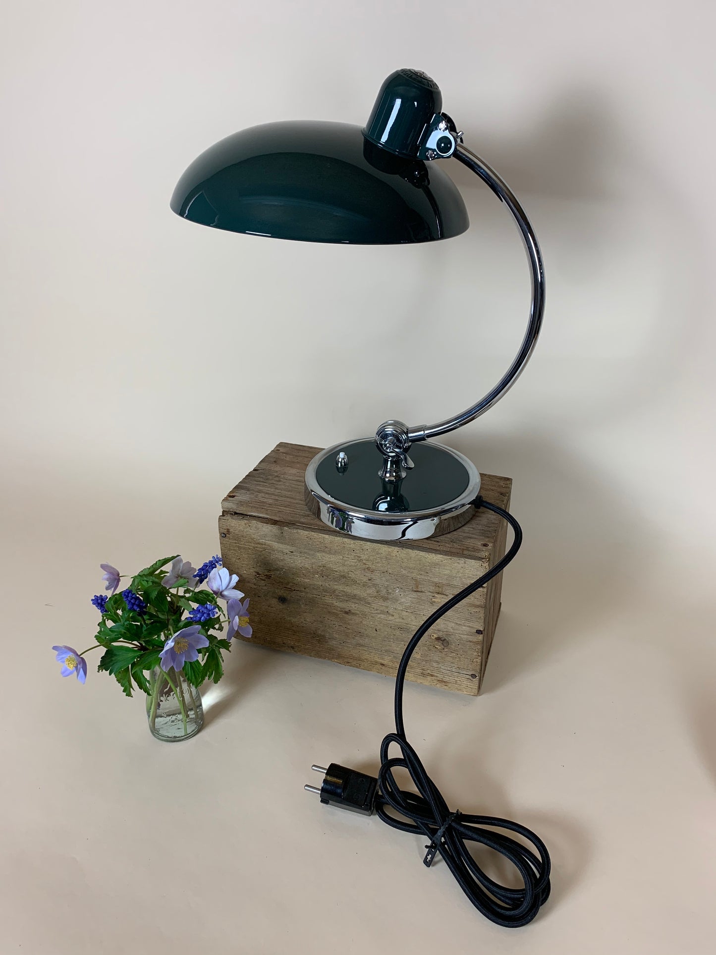 Kaiser Idell 6631 bordslampa i mörkgrön