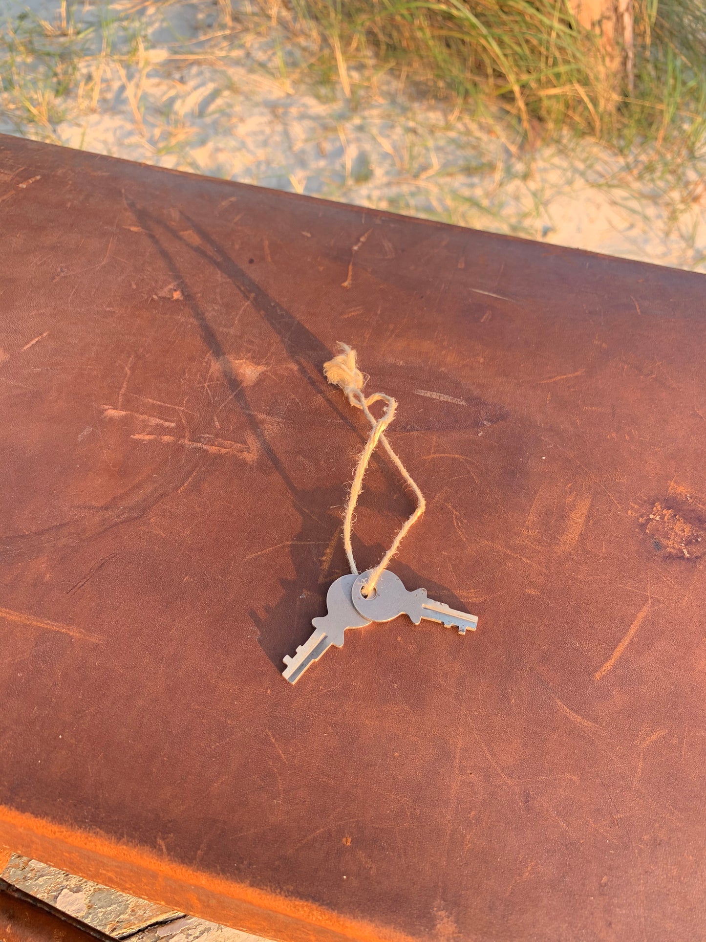 Resväska i skinn med mycket patina