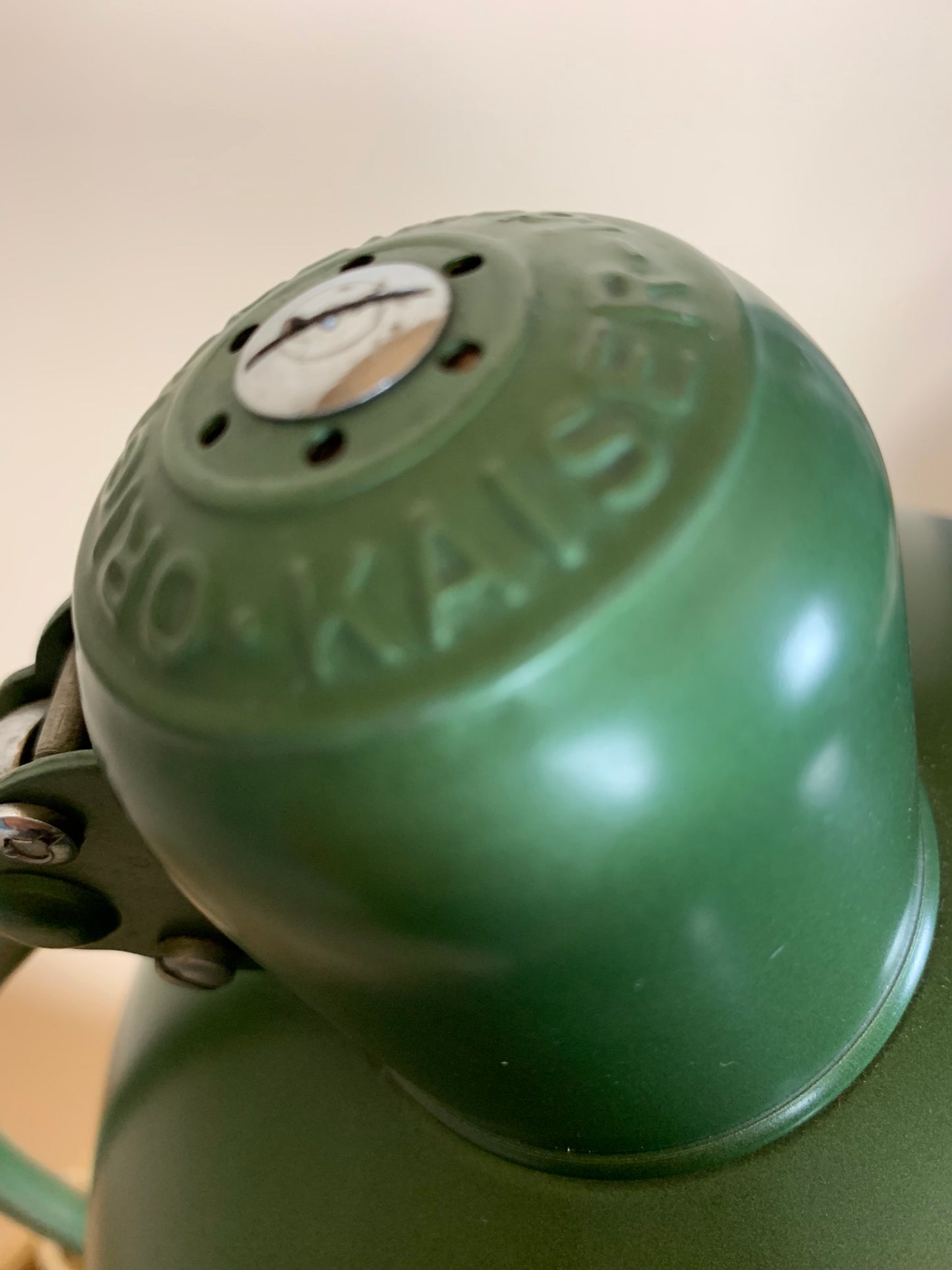 Grön Kaiser Idell lampa - designad av Christian Dell