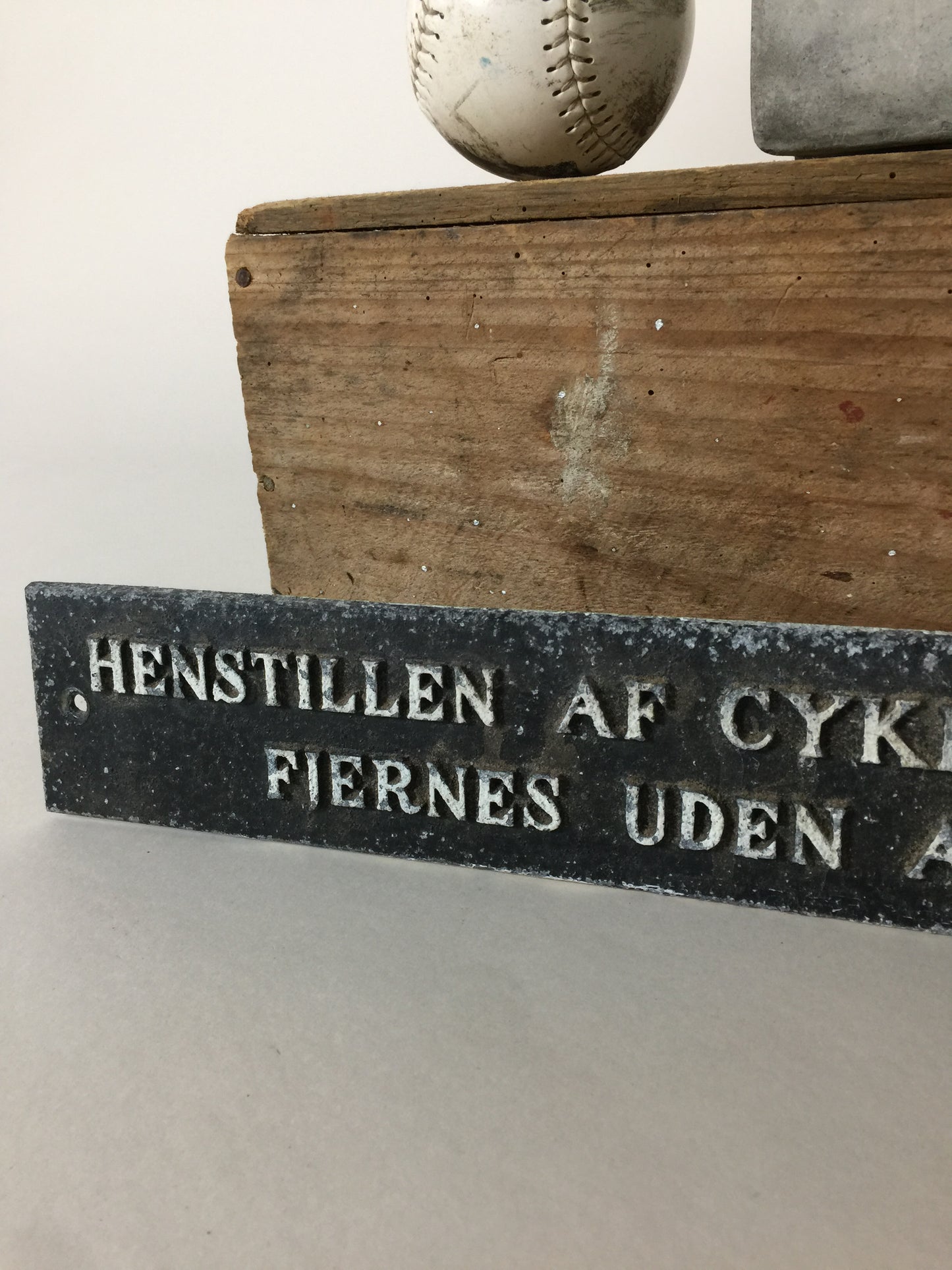 Vacker skylt med vacker patina