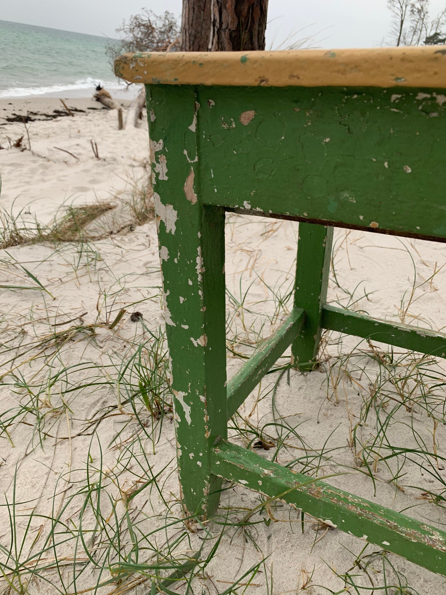 Litet bord med låda