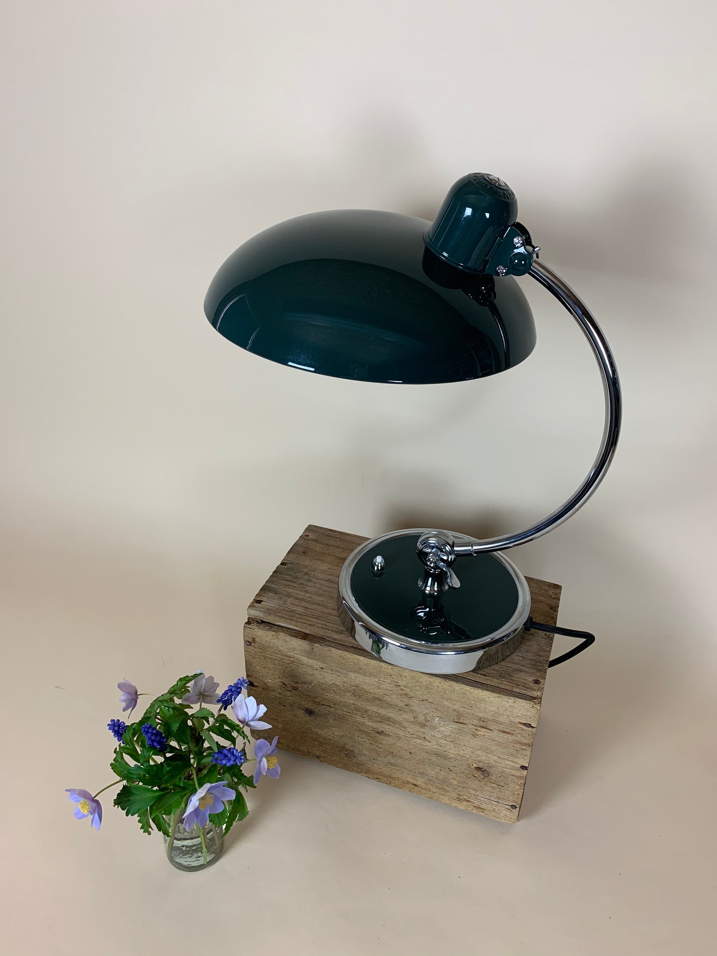 Kaiser Idell 6631 bordslampa i mörkgrön