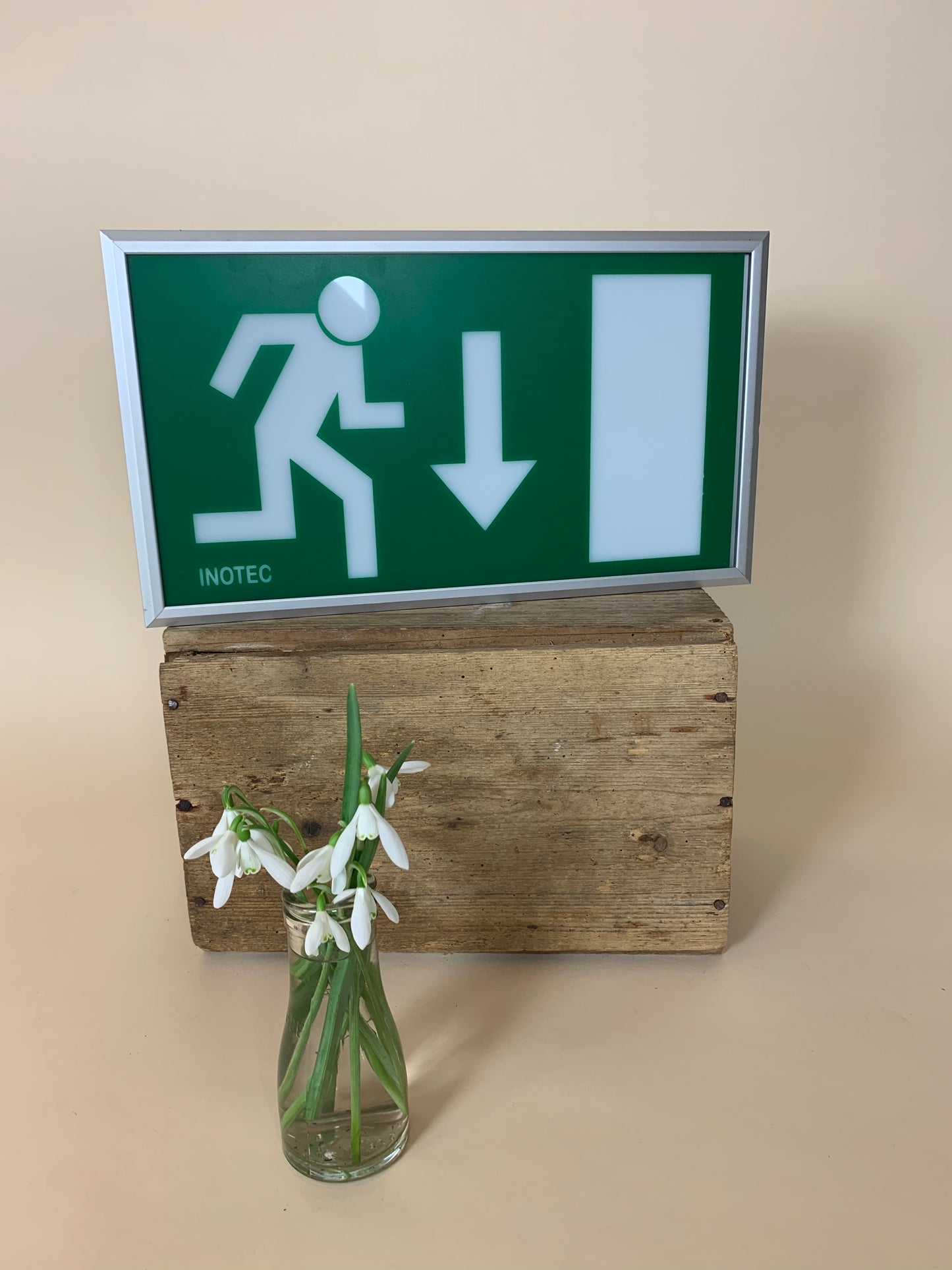 Ljusskylt som fungerar som lampa