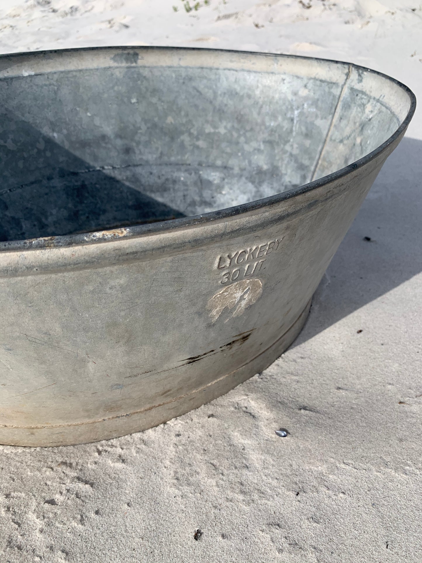 Vacker gammal zinkbalja med fina detaljer