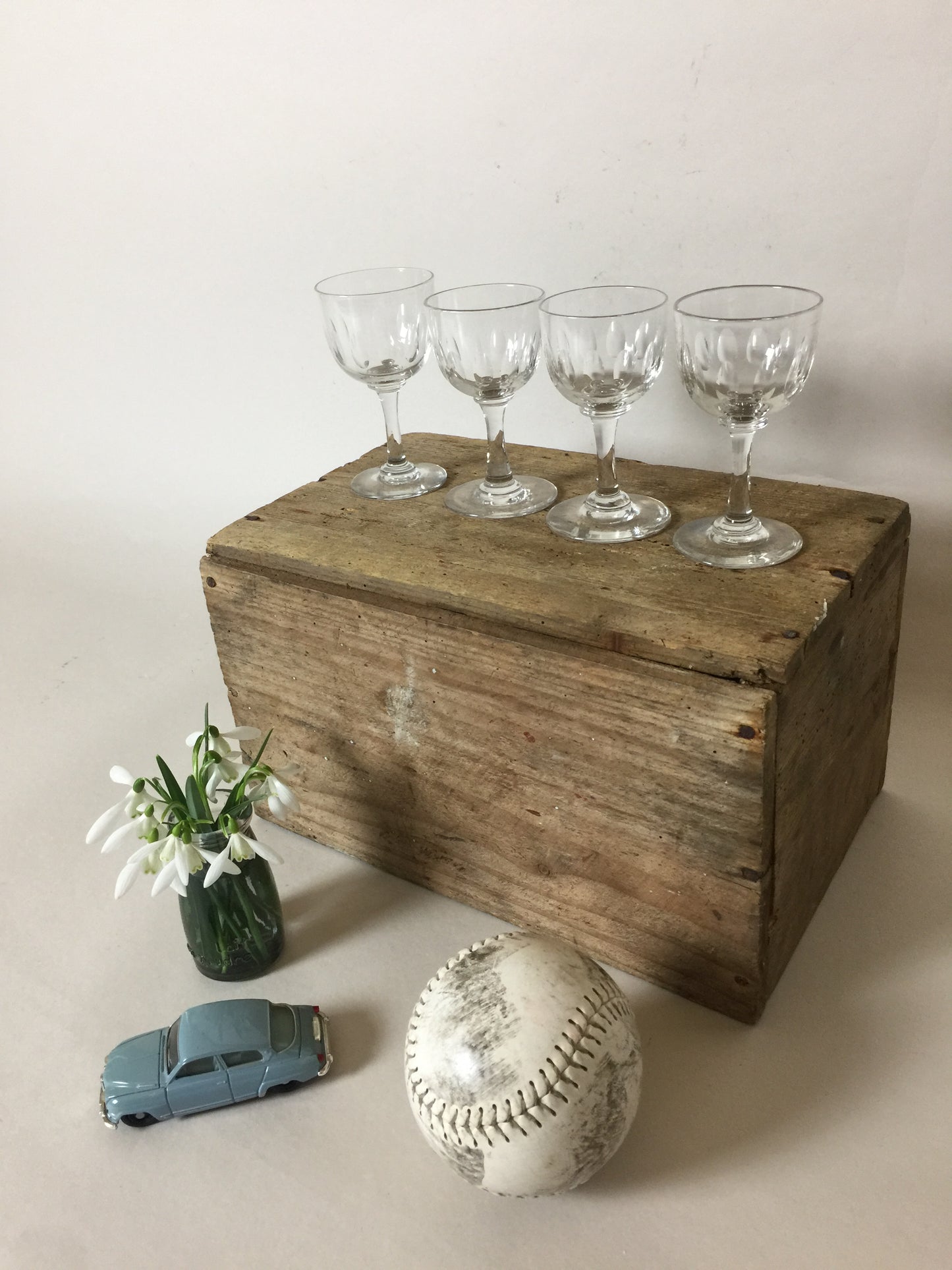 Fyra vackra gamla glas