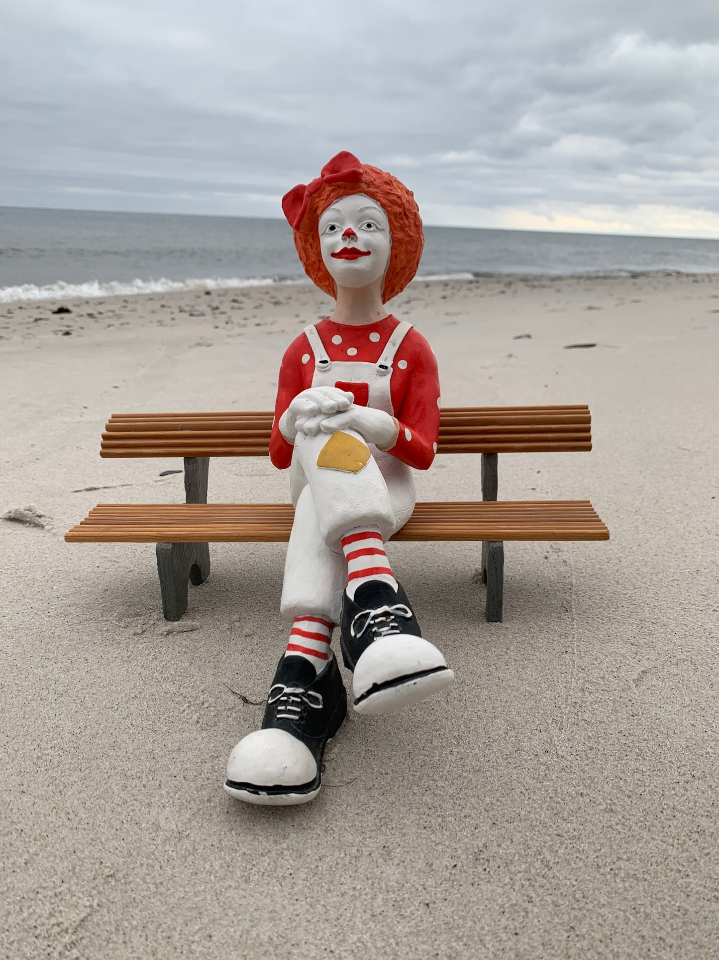 Clown på bänk