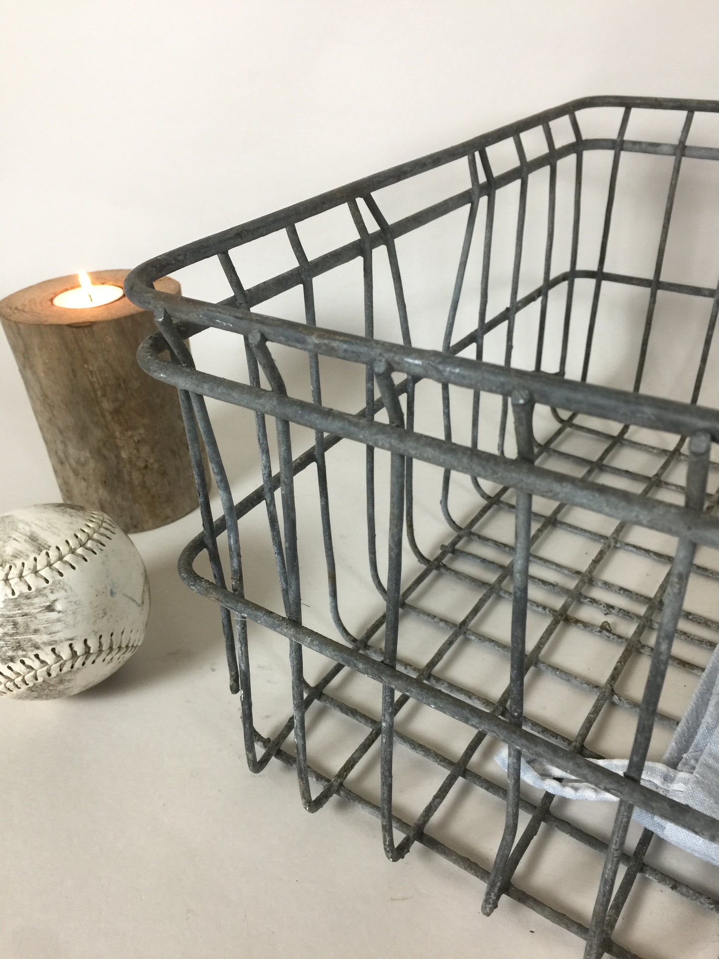 Rå och industriell trådkorg