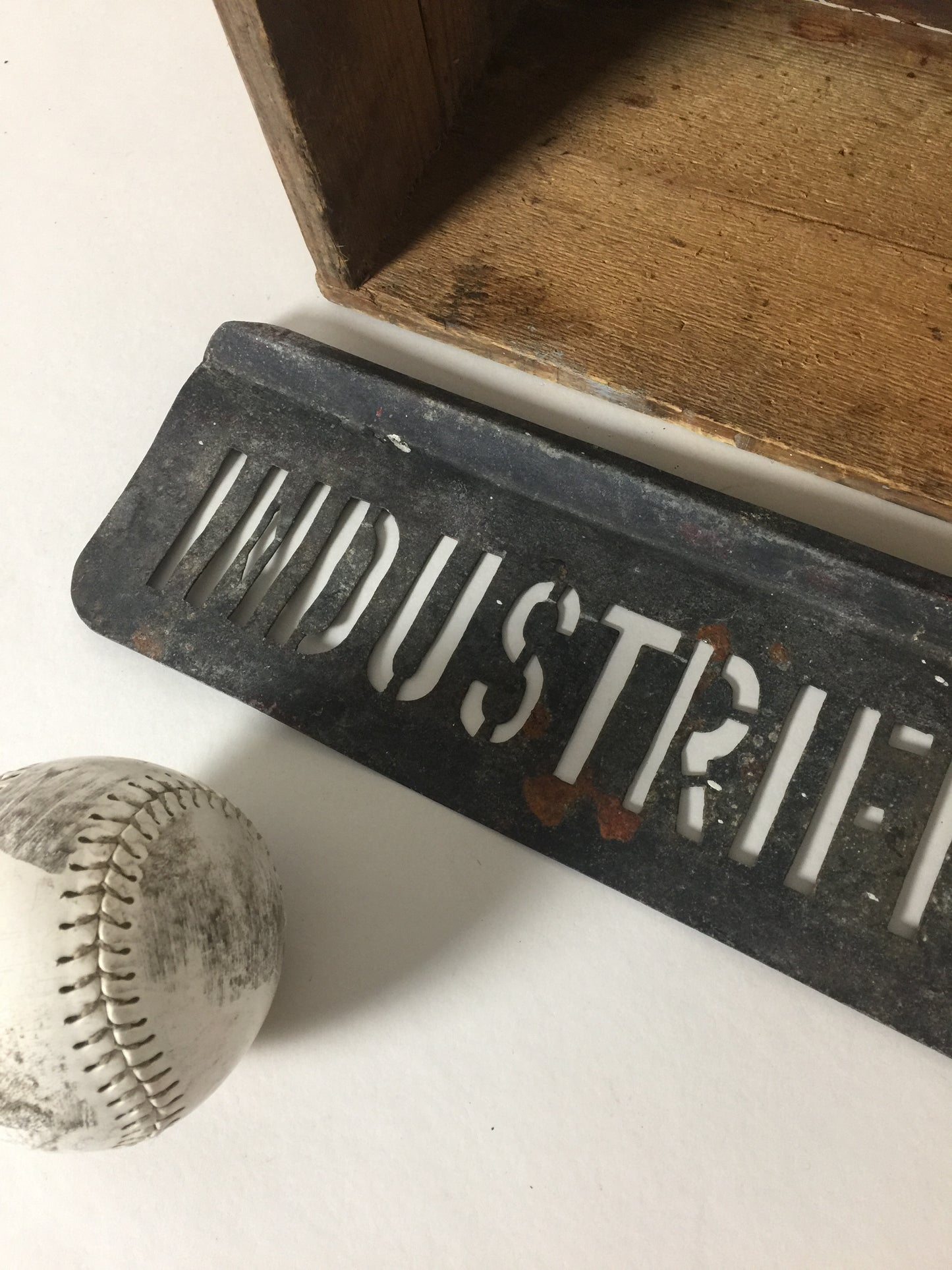 Tecken av det mycket råa och industriella slaget
