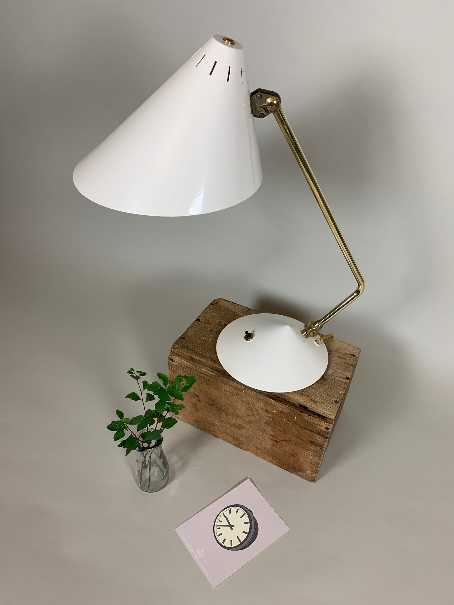 Hala bordslampa - Vit och mässing