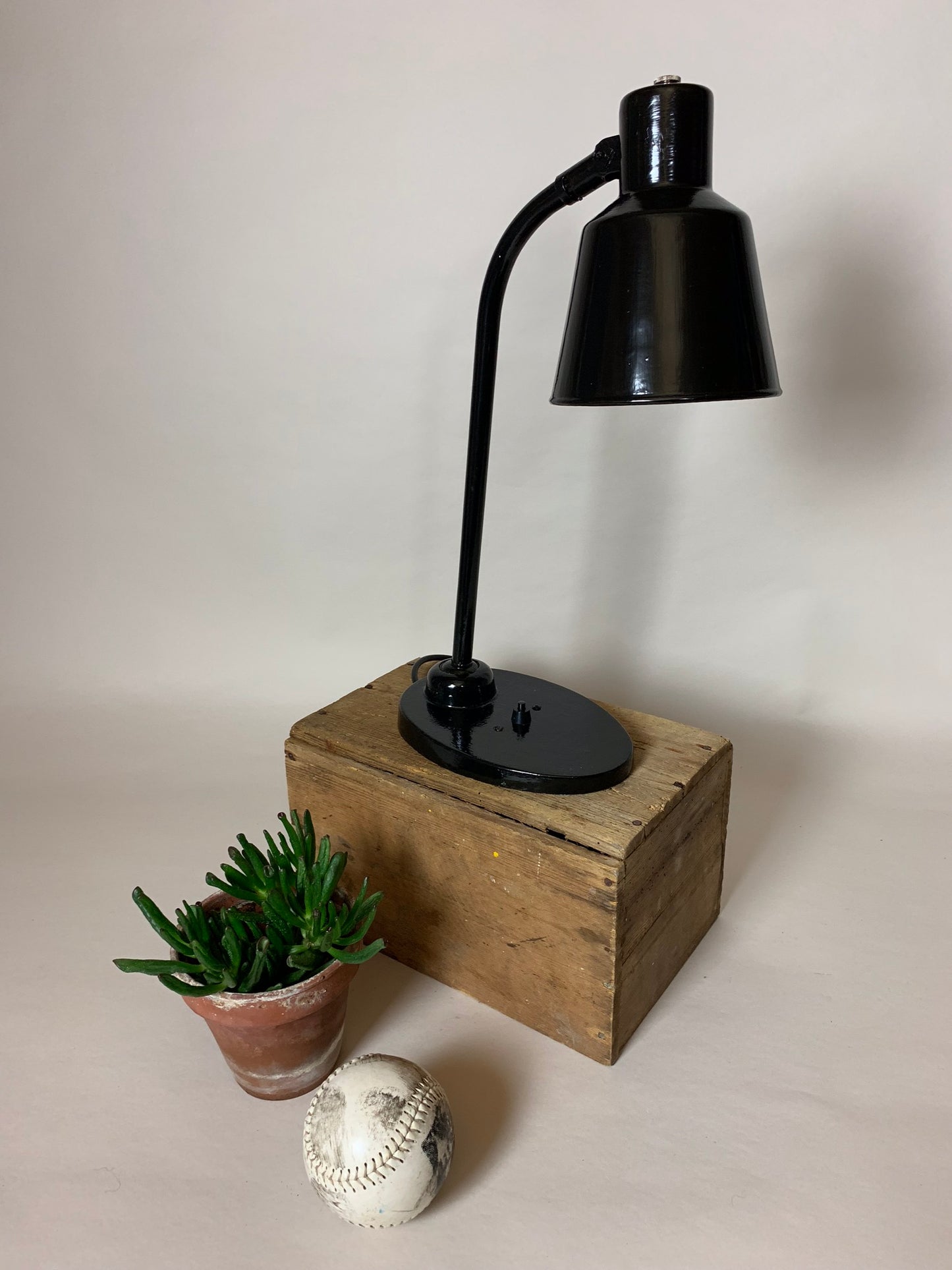 Vacker svart vintage lampa