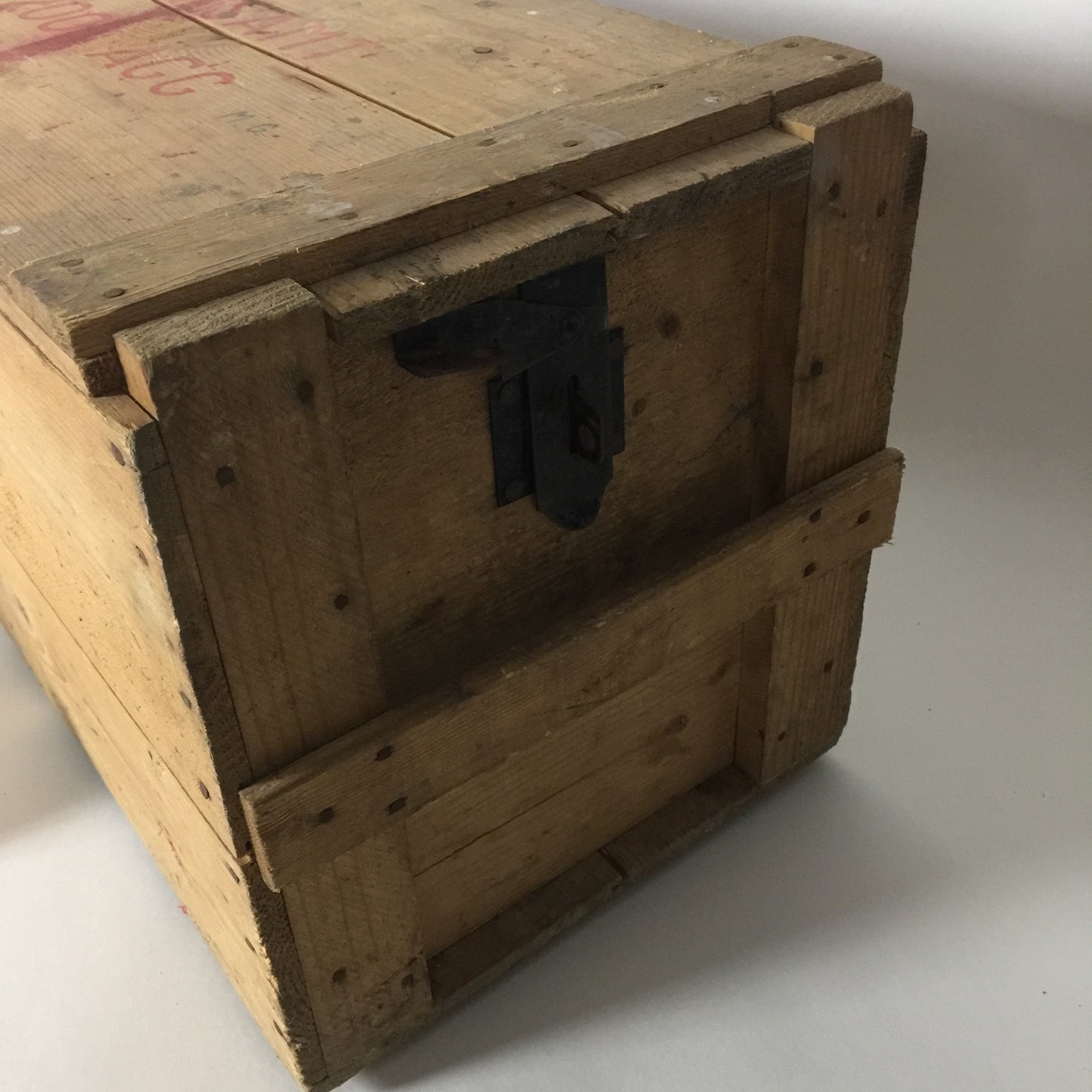 Rolig gammal trälåda med lock