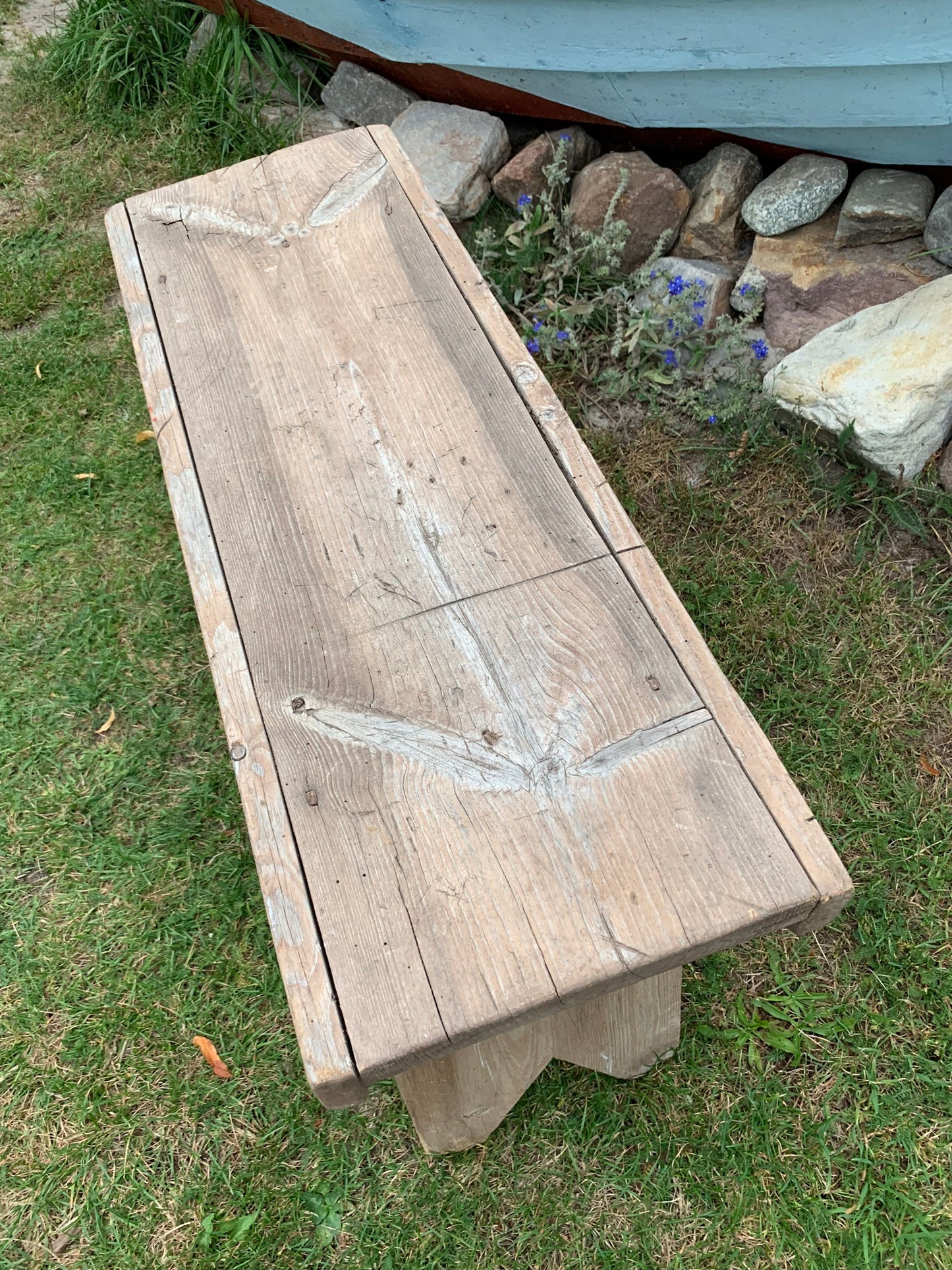 Fin liten bänk med vacker patina