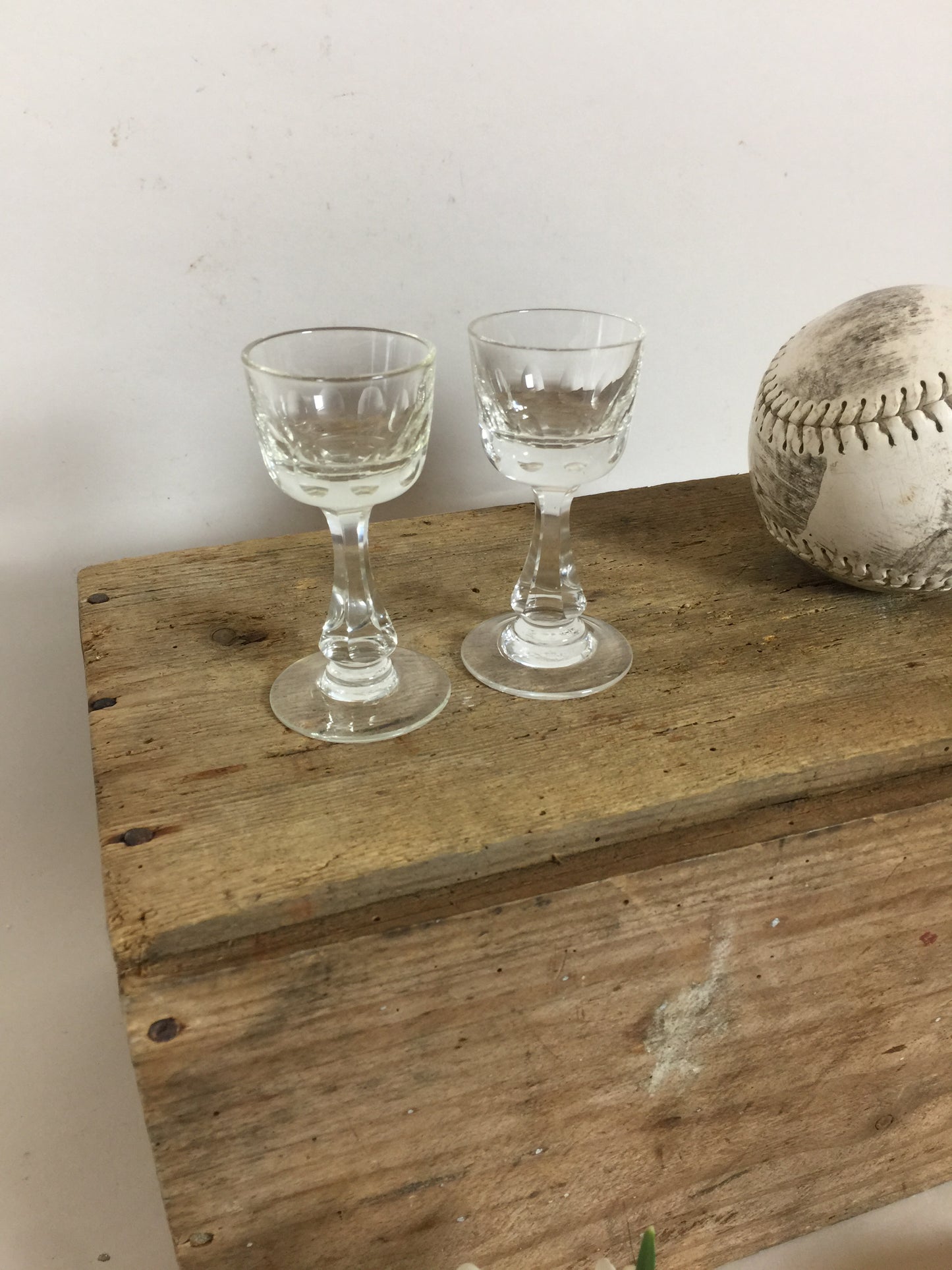 Två vackra gamla glas