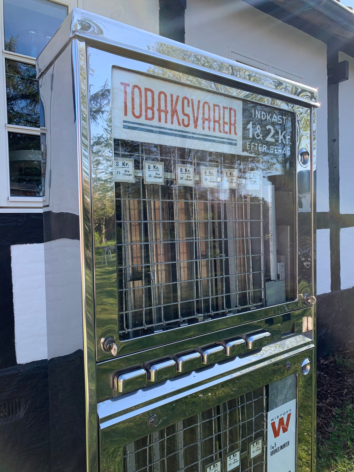 Vacker gammal varuautomat för cigaretter