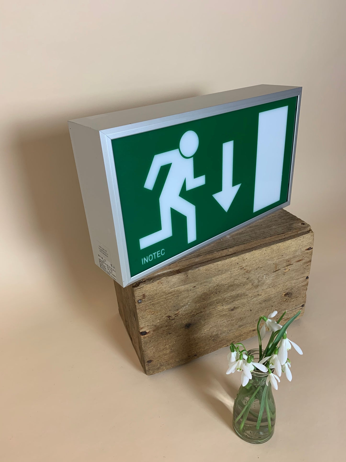 Ljusskylt som fungerar som lampa