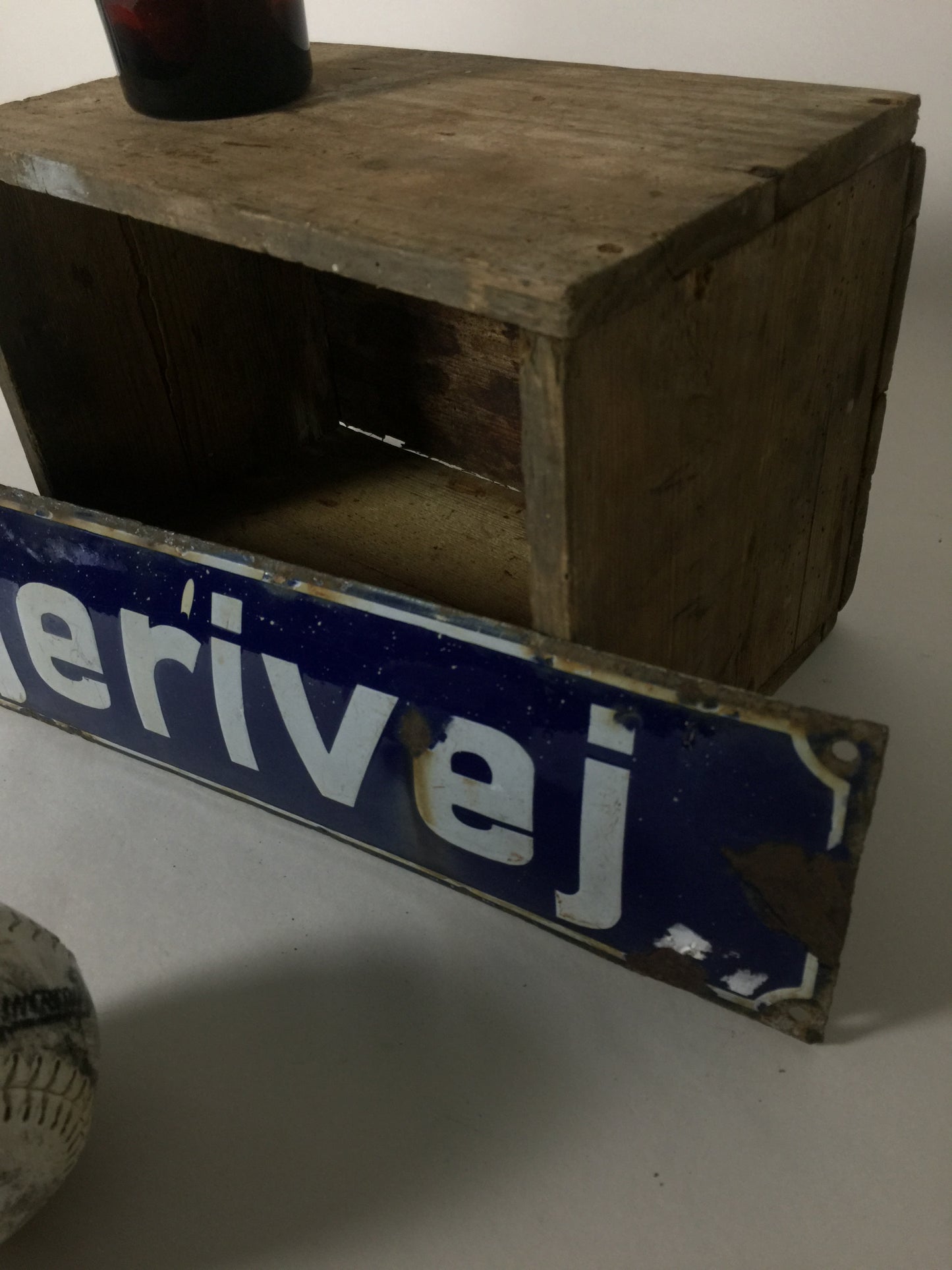 Vägskylt i emalj med fin patina