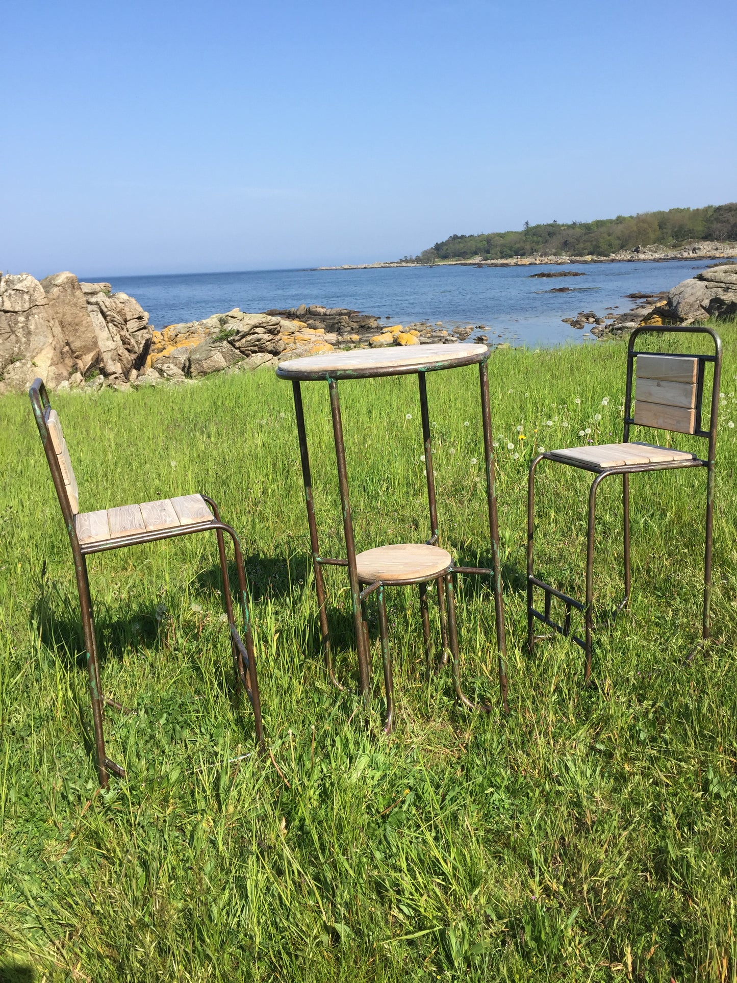 Rå och industriellt barbord med två barstolar