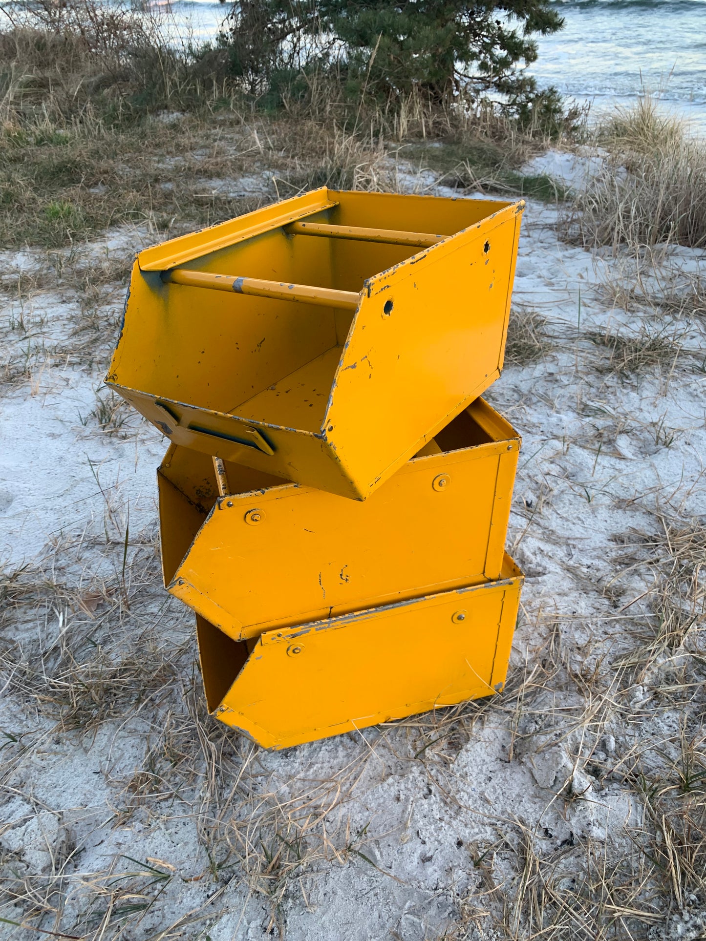 Gul stapelbar metalllåda