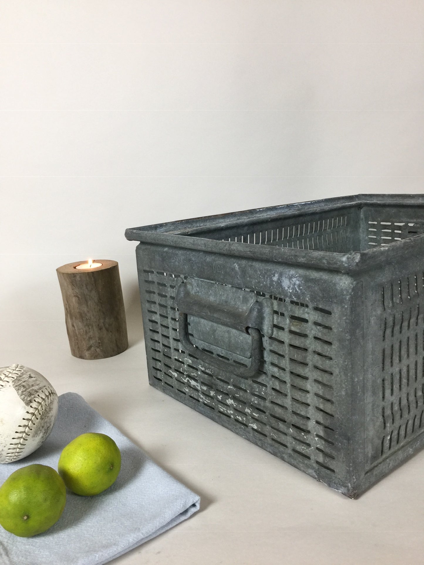 Vacker och rå metalllåda från kranfabrik.