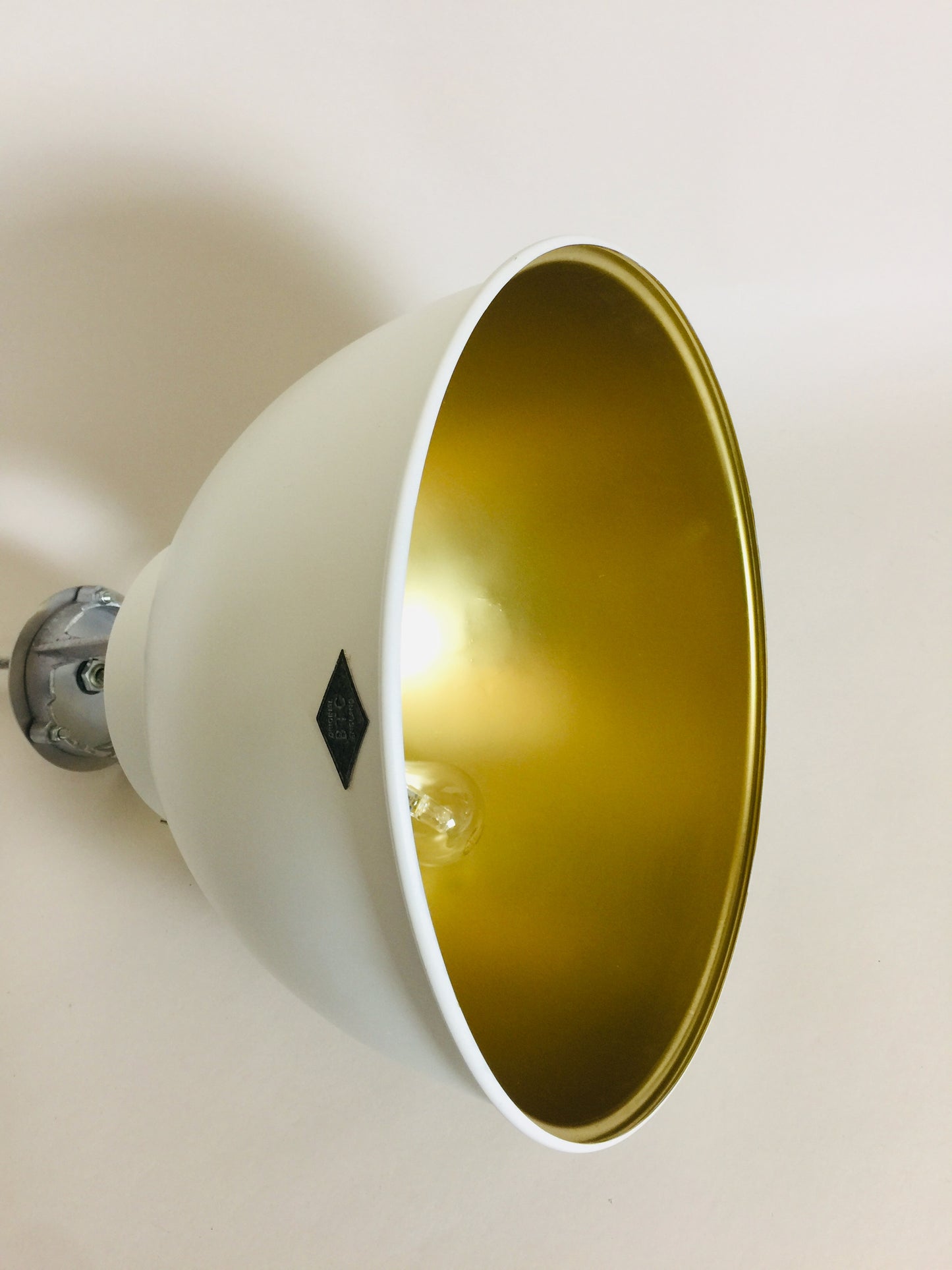 Btc lampa vit med guld - Titan