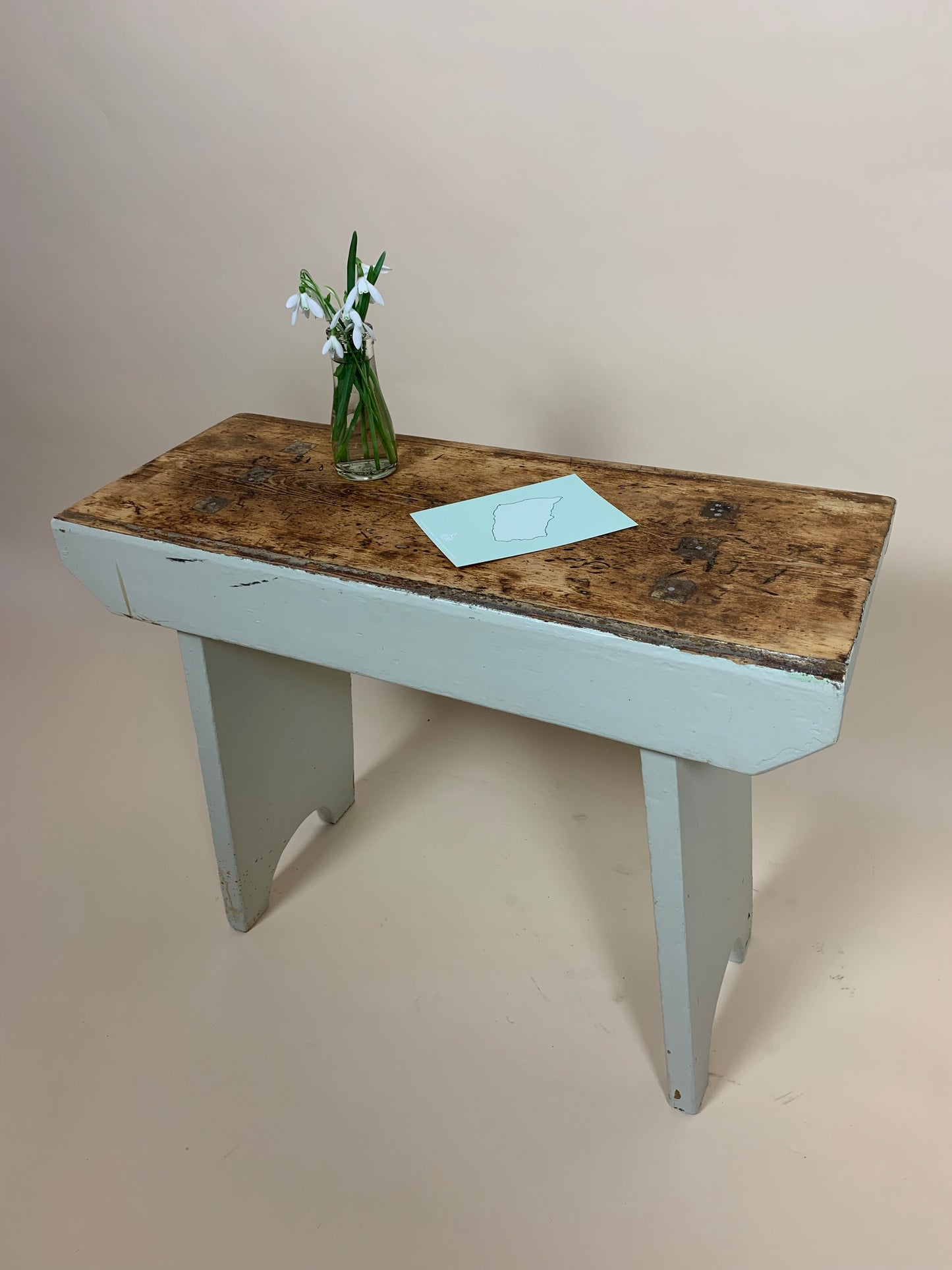 Liten bänk med mycket patina