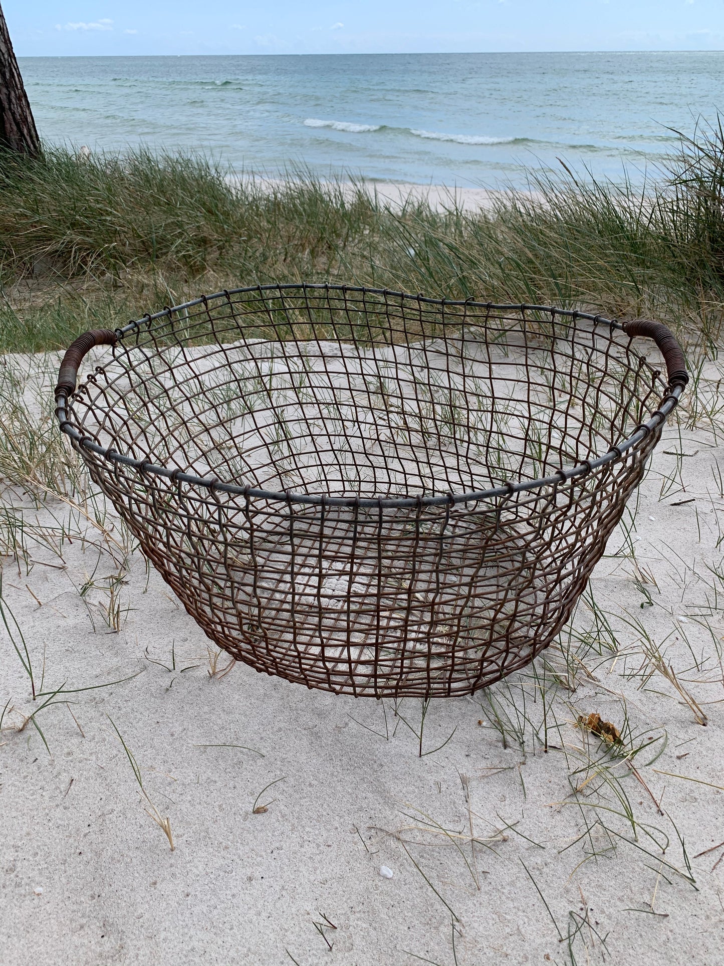 Stor charmig trådkorg med mycket patina