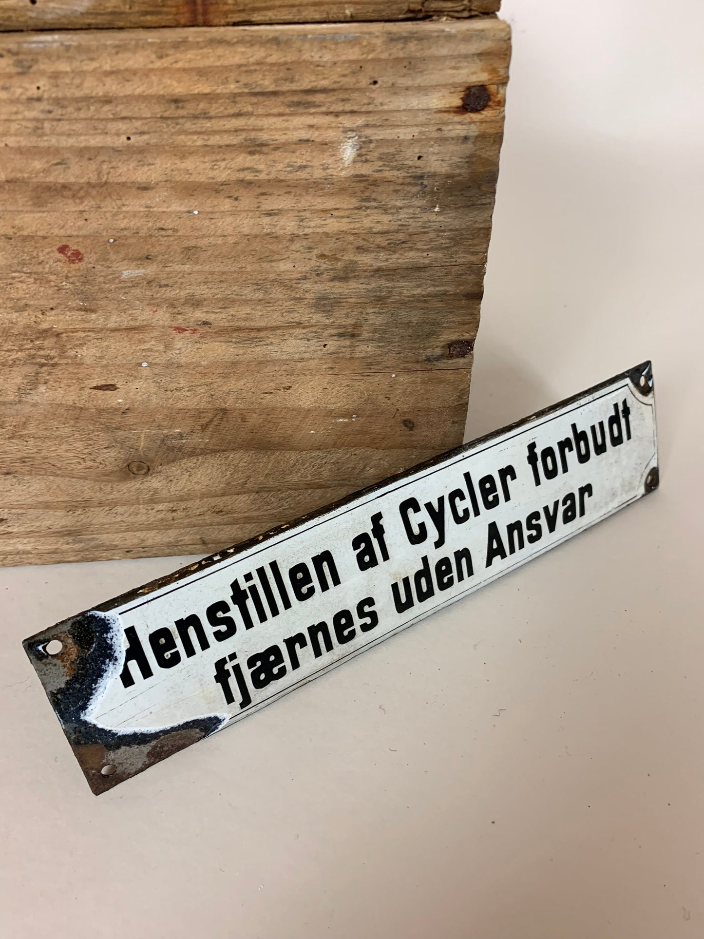 Gammal och rolig emaljskylt