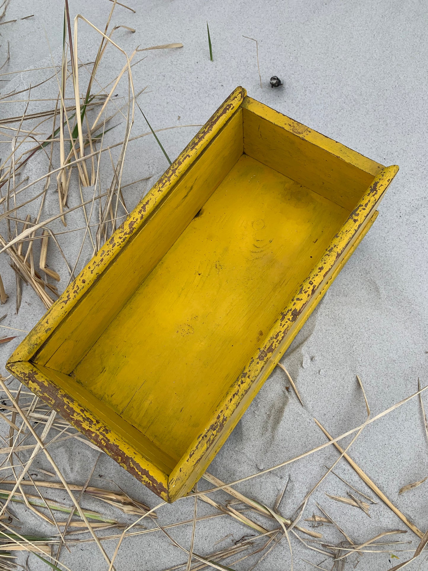 Vacker gul trälåda