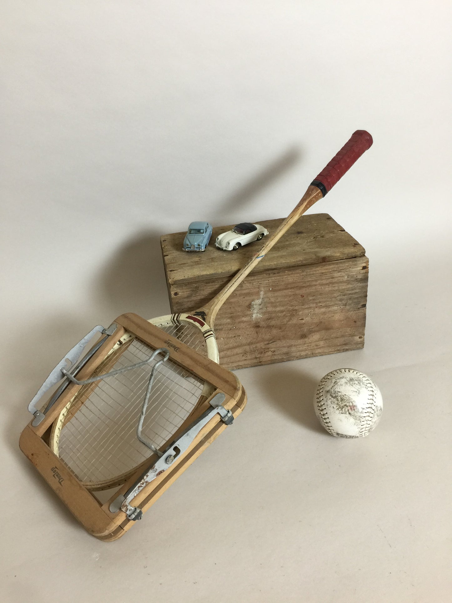 Gammalt och dekorativt badmintonracket med ram