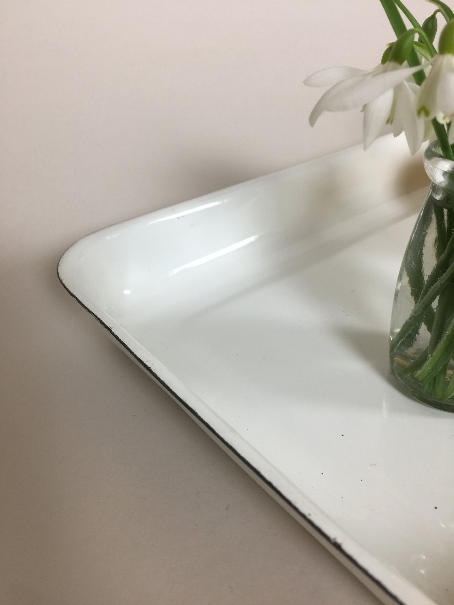 Vackert fat i vit emalj