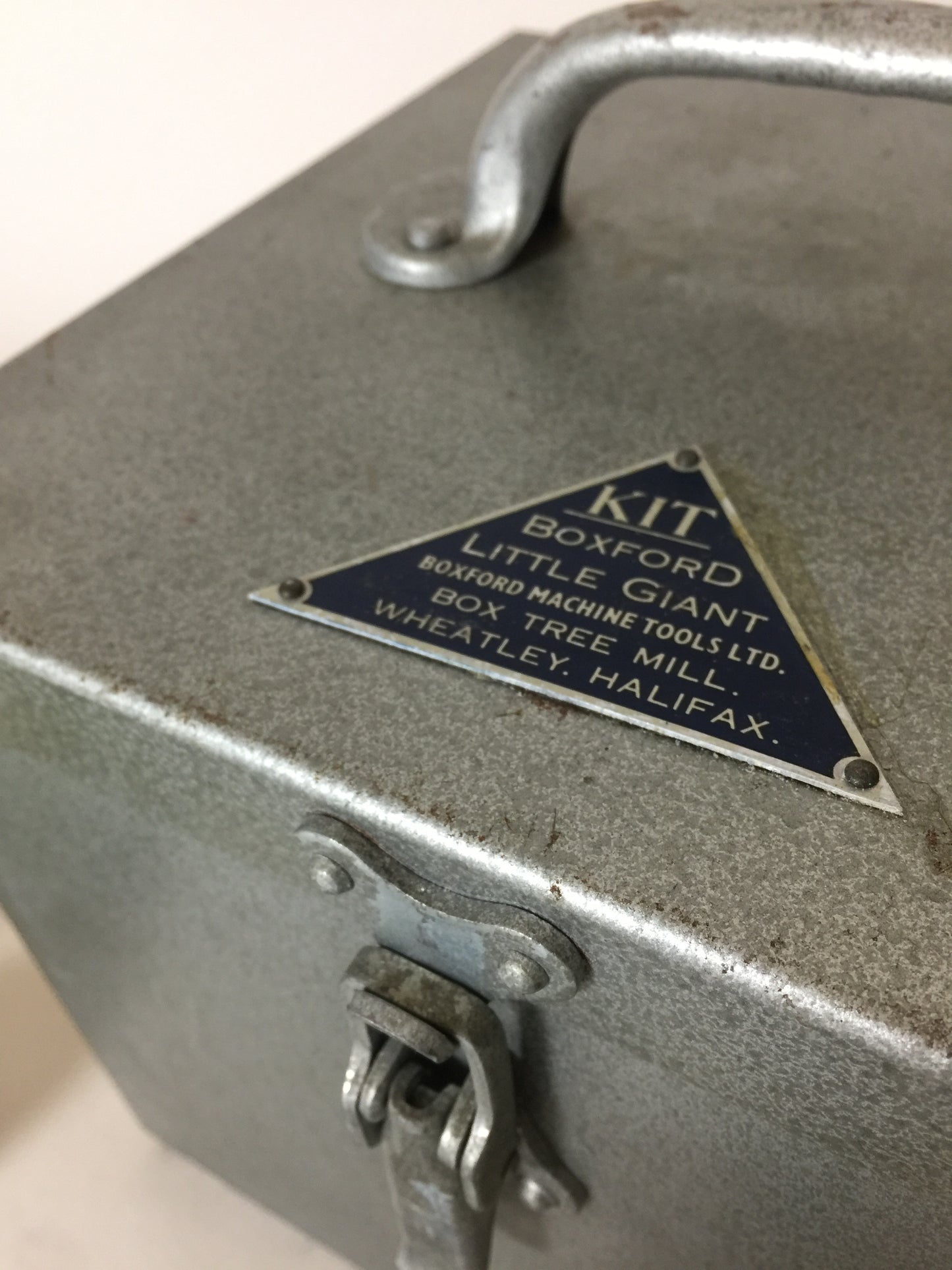 Vacker industriell metalllåda i hammarlack